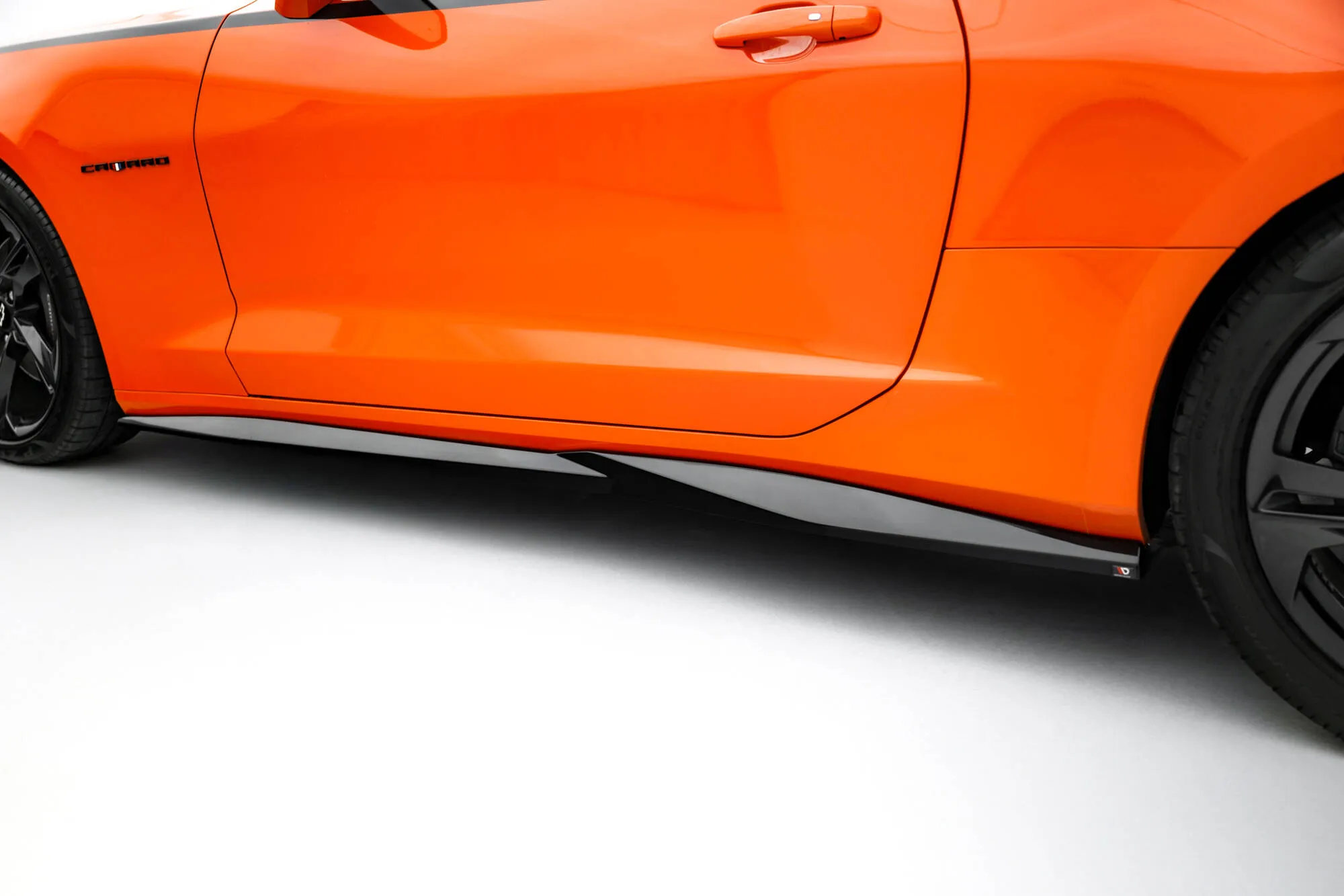Sideskjørt V.1 Chevrolet Camaro SS VI Facelift 2019 - 2023 | Glossy Black Edition – bilde 3