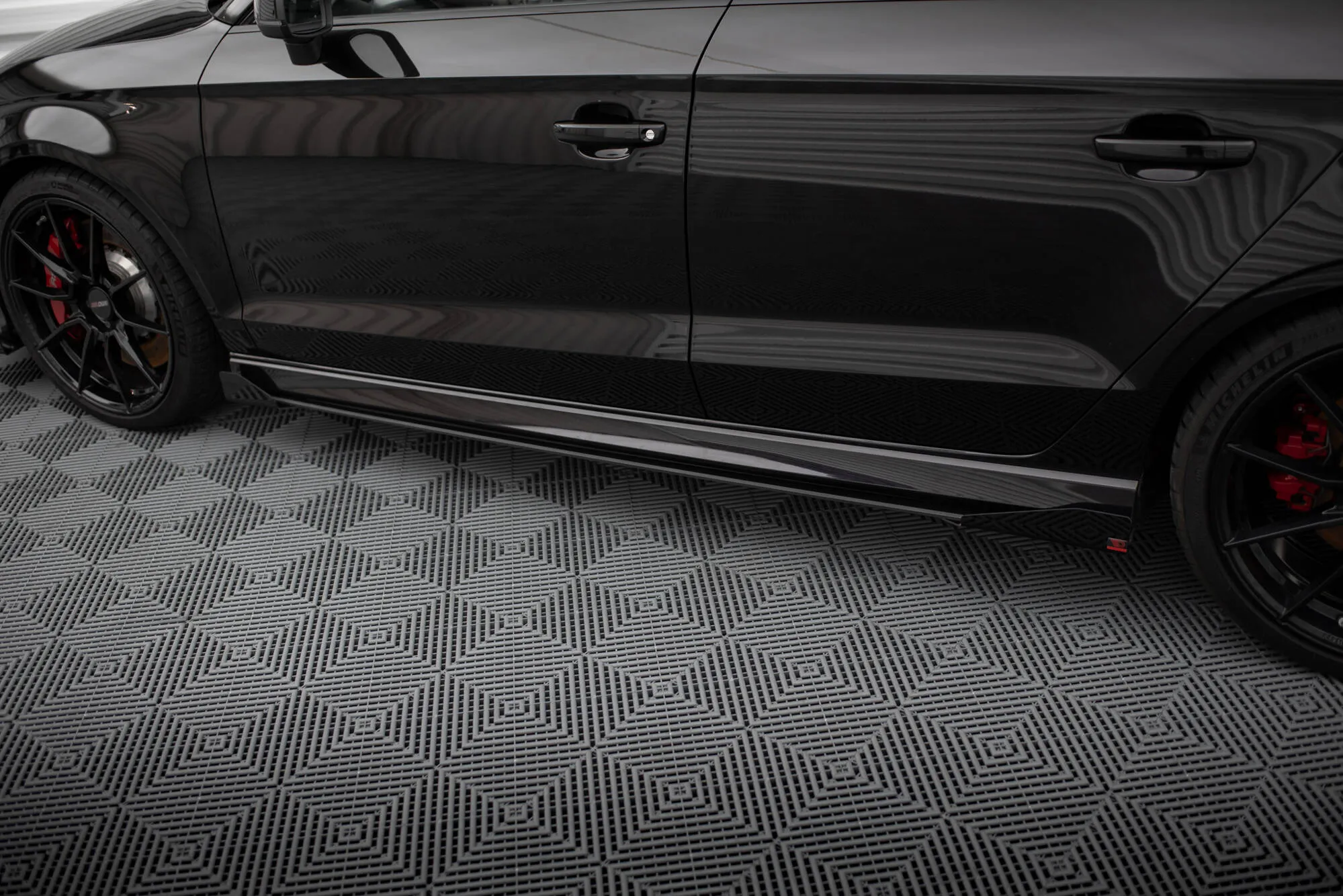 Sideskjørt V.1 + Flopper Audi RS3 Sedan (8V) facelift 2017 - 2020 | Street Pro Black Edition – bilde 3