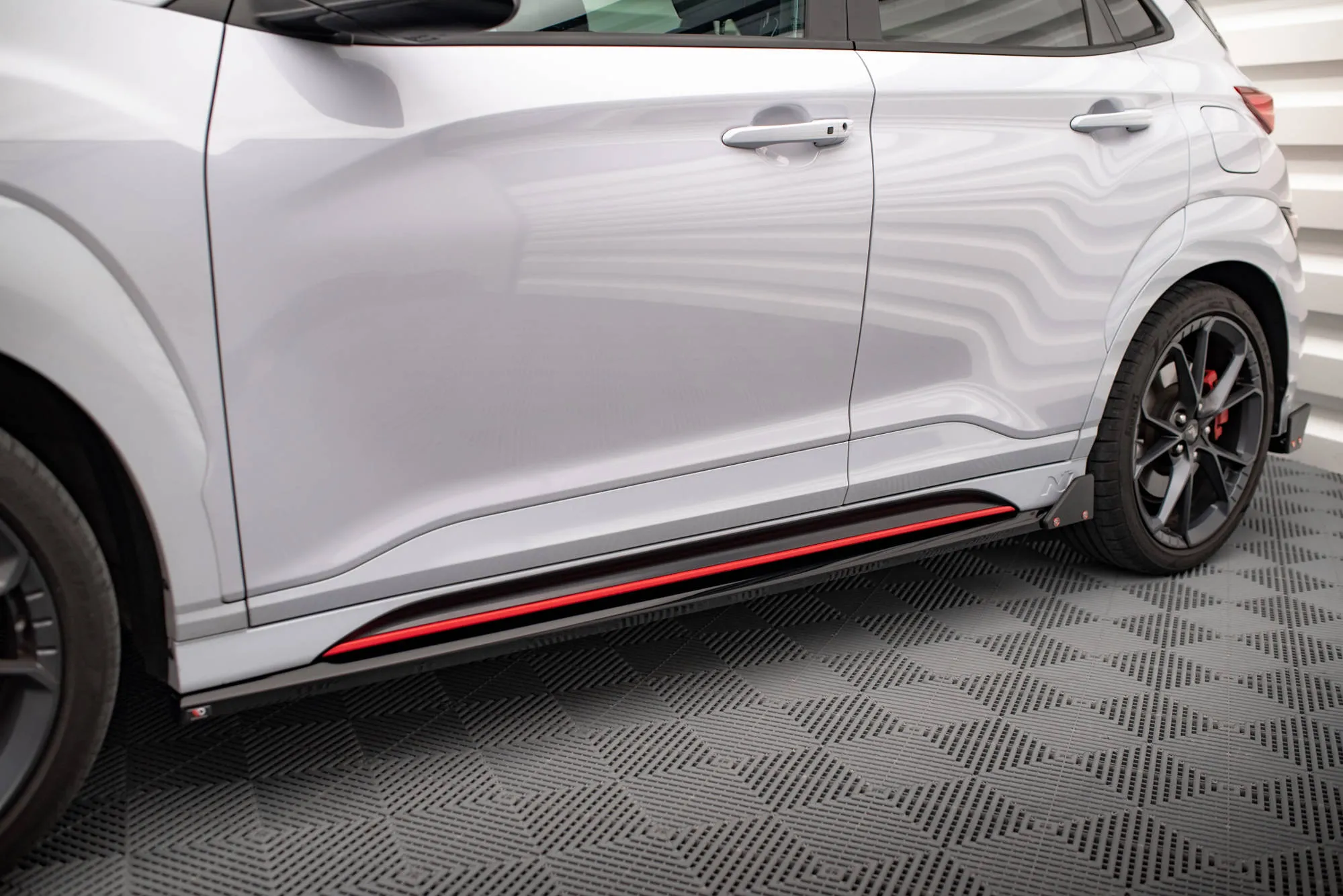 Sideskjørt V.1 + Flopper Hyundai Kona N 2021 - 2023 | Glossy Black Edition