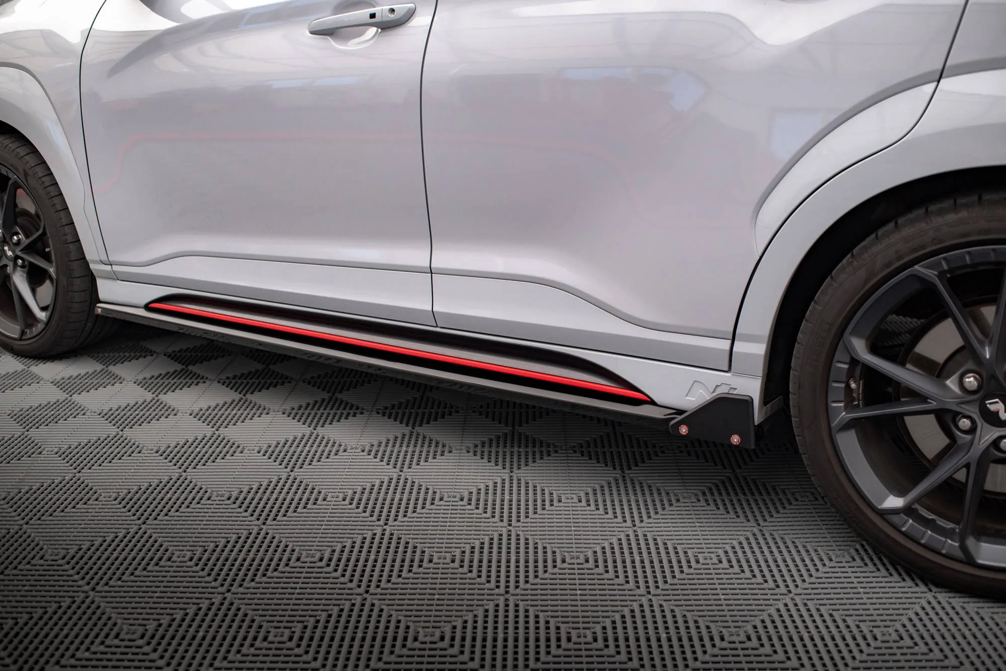 Sideskjørt V.1 + Flopper Hyundai Kona N 2021 - 2023 | Glossy Black Edition – bilde 4