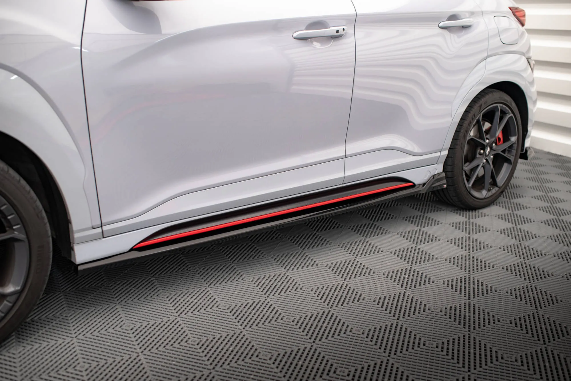 Sideskjørt V.1 + Flopper Hyundai Kona N 2021 - 2023 | Glossy Black Edition – bilde 5