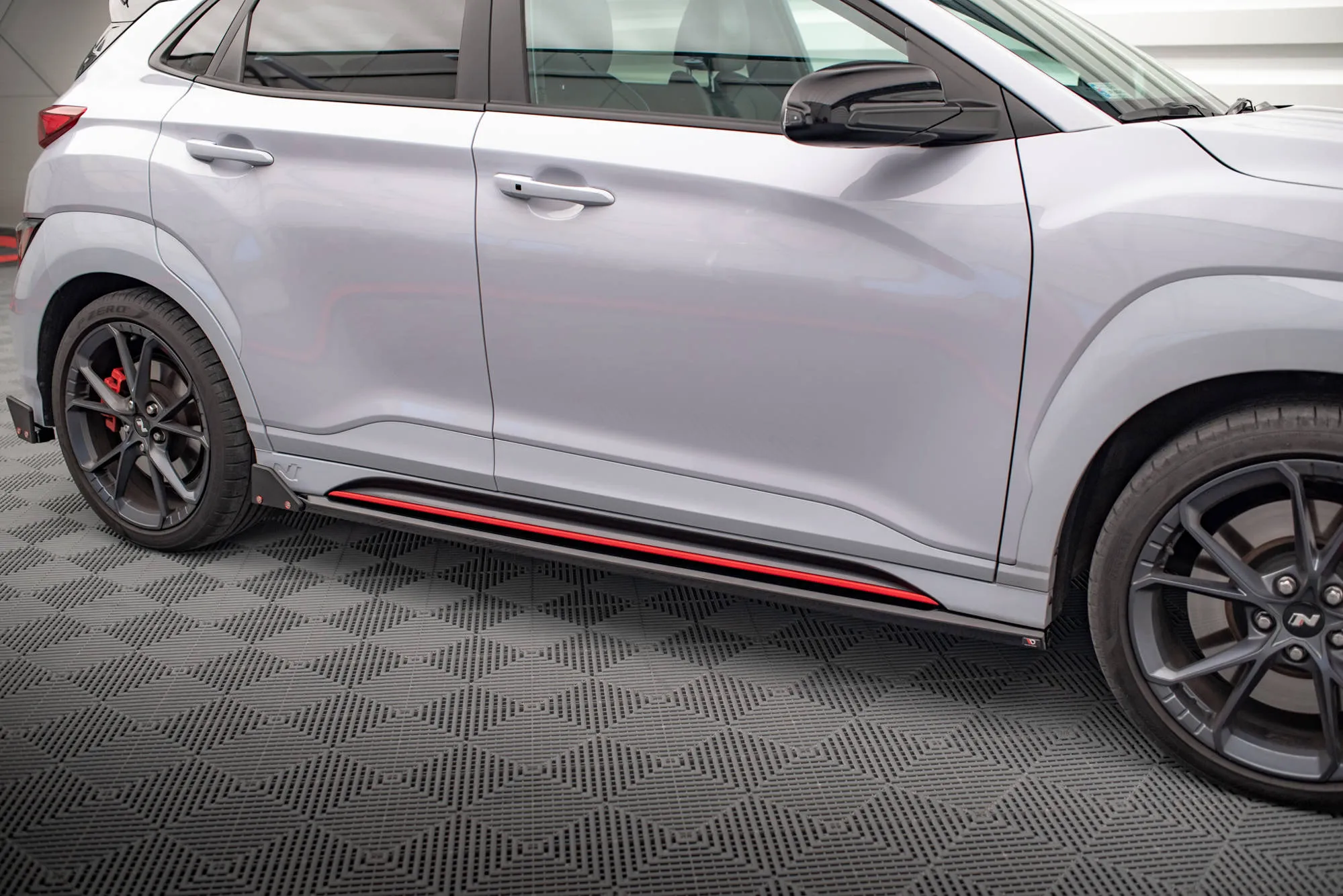 Sideskjørt V.1 + Flopper Hyundai Kona N 2021 - 2023 | Glossy Black Edition – bilde 6