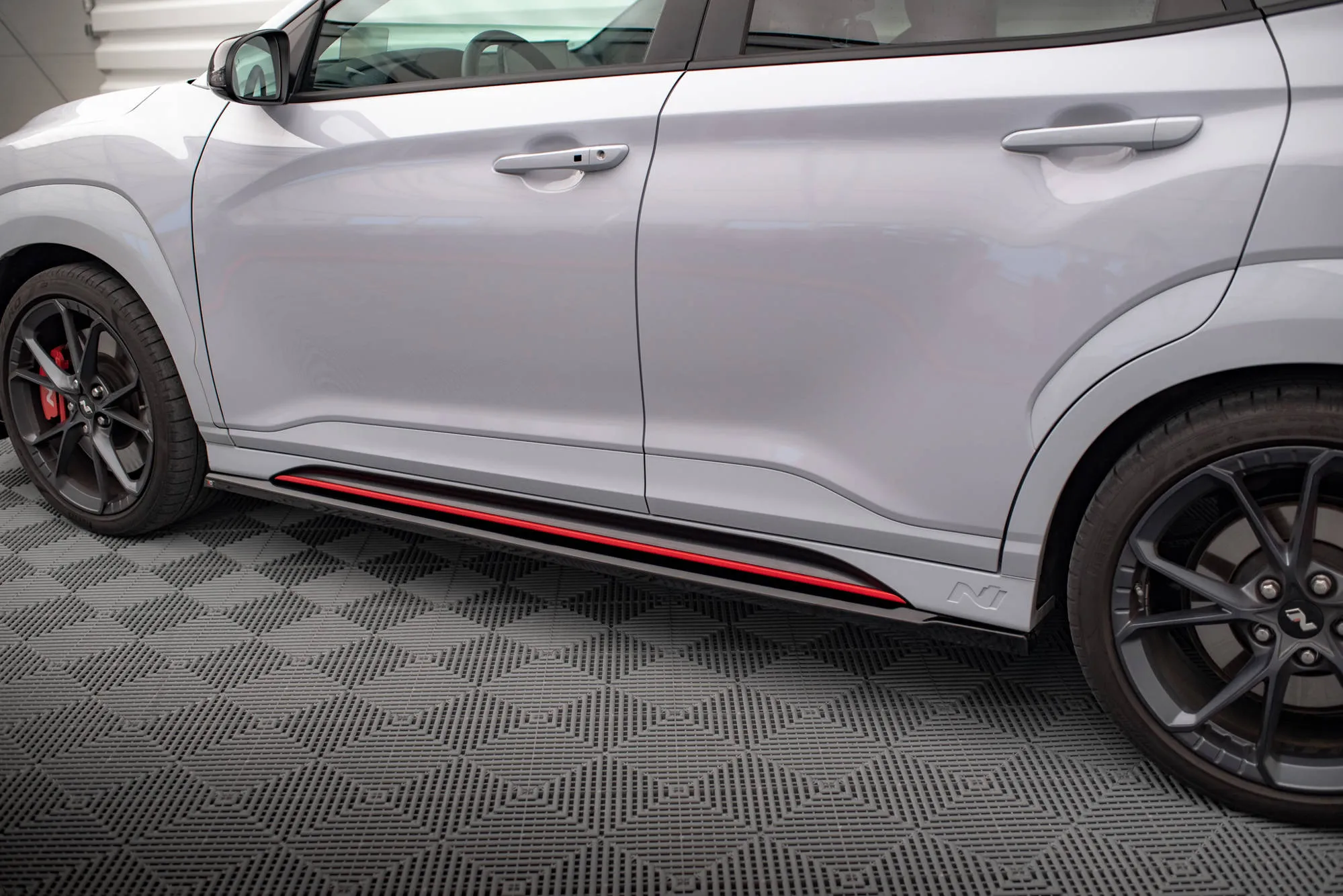 Sideskjørt V.1 Hyundai Kona N 2021 - 2023 | Glossy Black Edition – bilde 2