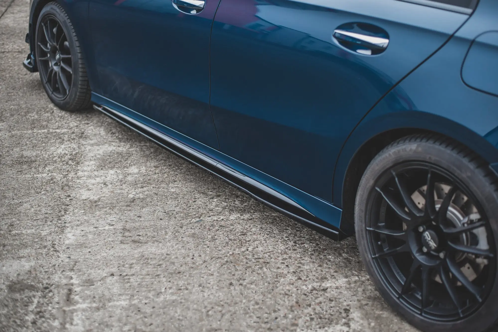 SIDESKJØRT V.1 MERCEDES-BENZ A35 AMG / A AMG-LINE (W177, V177) 2018-> – bilde 2