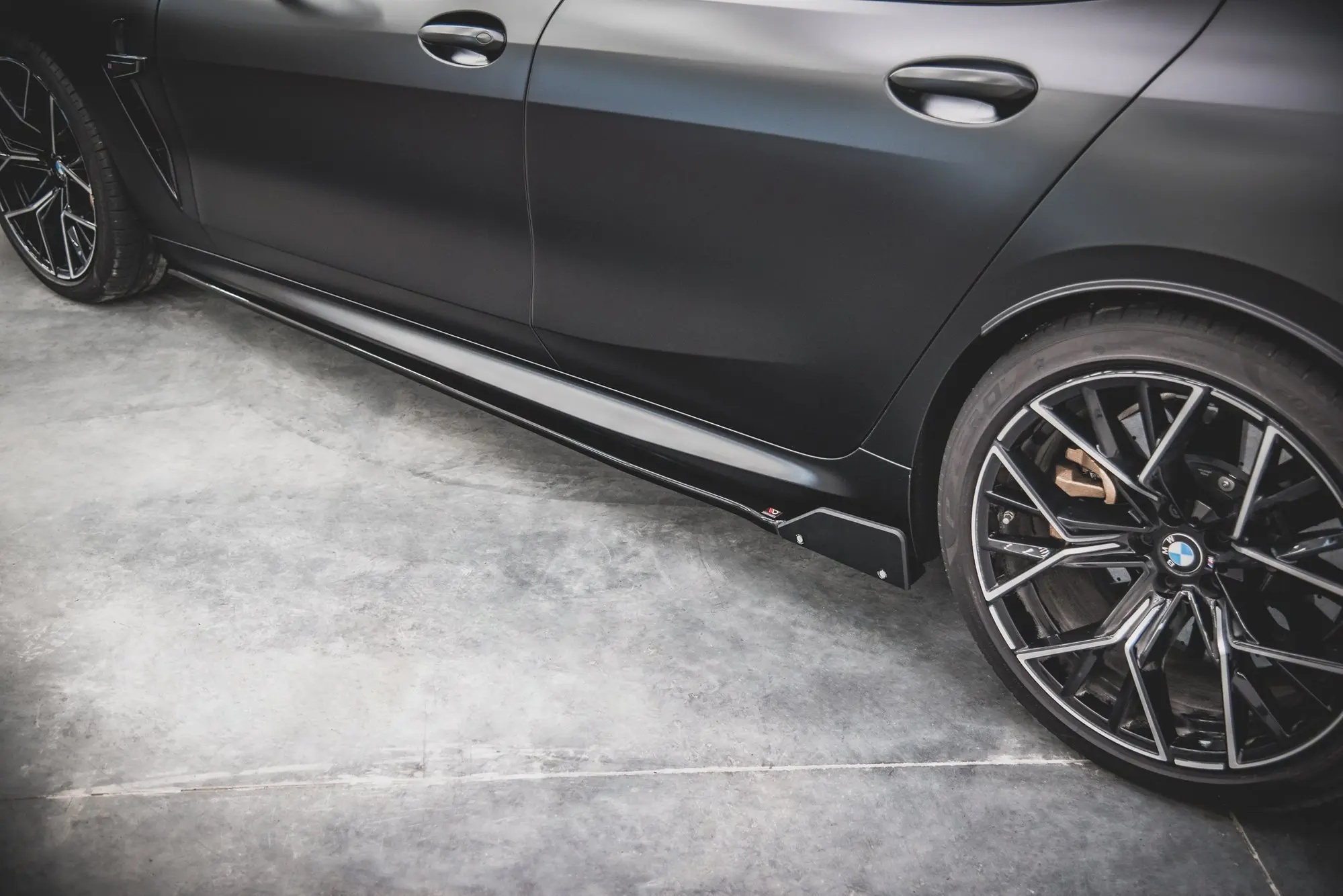 SIDESKJØRT V.1 + SIDESPLITTERS BMW M8 (F93) GRAN COUPE 2019-> / BMW 8 (G16) GRAN COUPE M-PACK 2019->