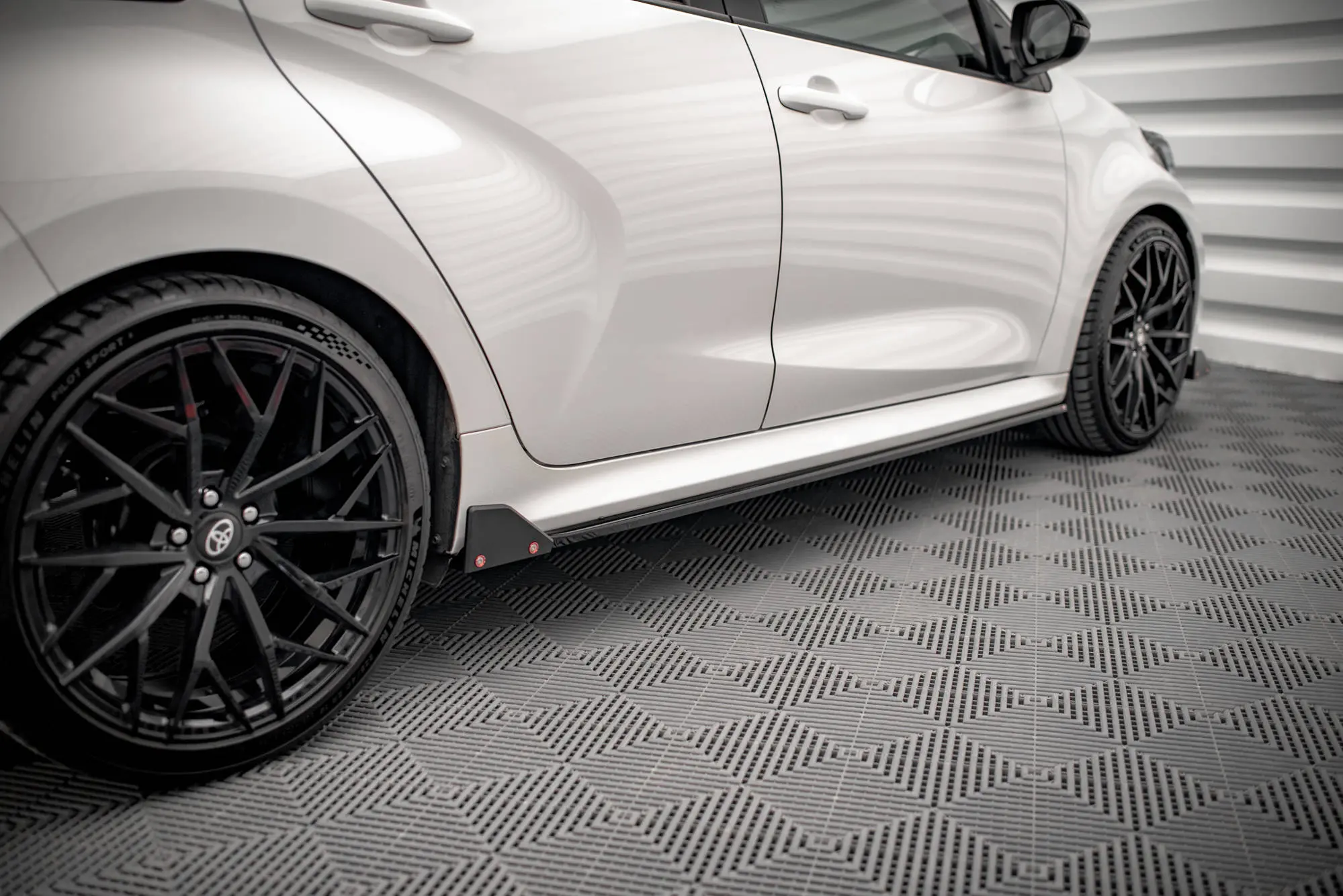 SIDESKJØRT V.1 +SIDESPLITTERS TOYOTA YARIS MK4 2019->
