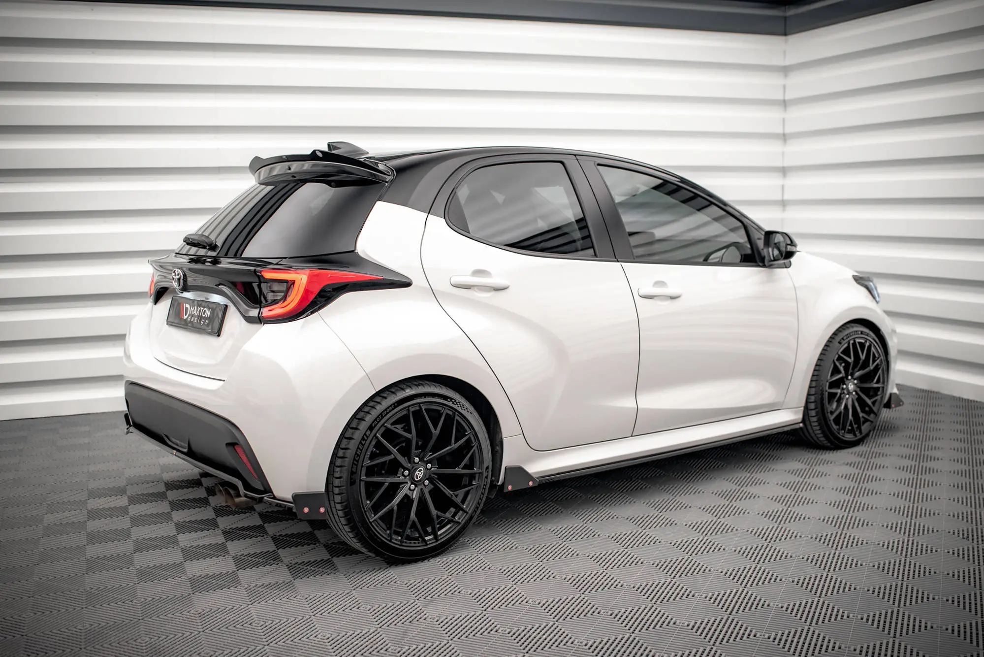 SIDESKJØRT V.1 +SIDESPLITTERS TOYOTA YARIS MK4 2019-> – bilde 3