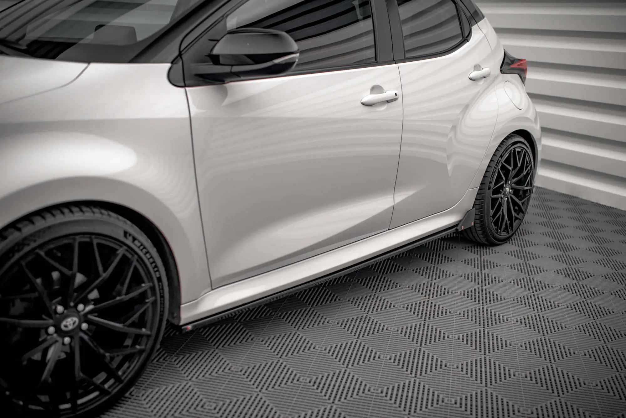 SIDESKJØRT V.1 +SIDESPLITTERS TOYOTA YARIS MK4 2019-> – bilde 4