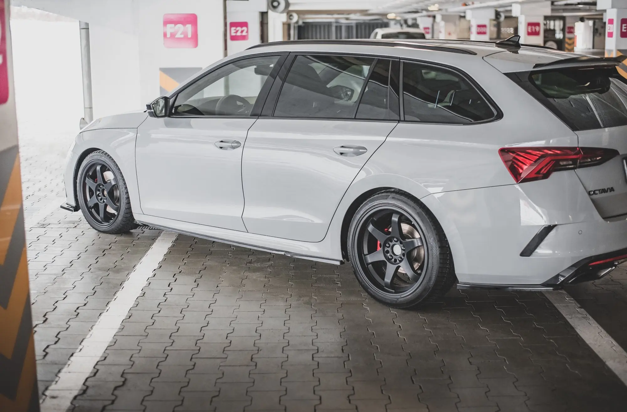 SIDESKJØRT V.1 SKODA OCTAVIA IV RS 2020-> – bilde 6
