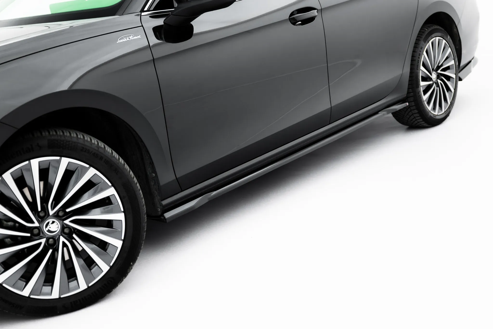 Sideskjørt V.1 Skoda Superb IV 2024 -> | Glossy Black Edition