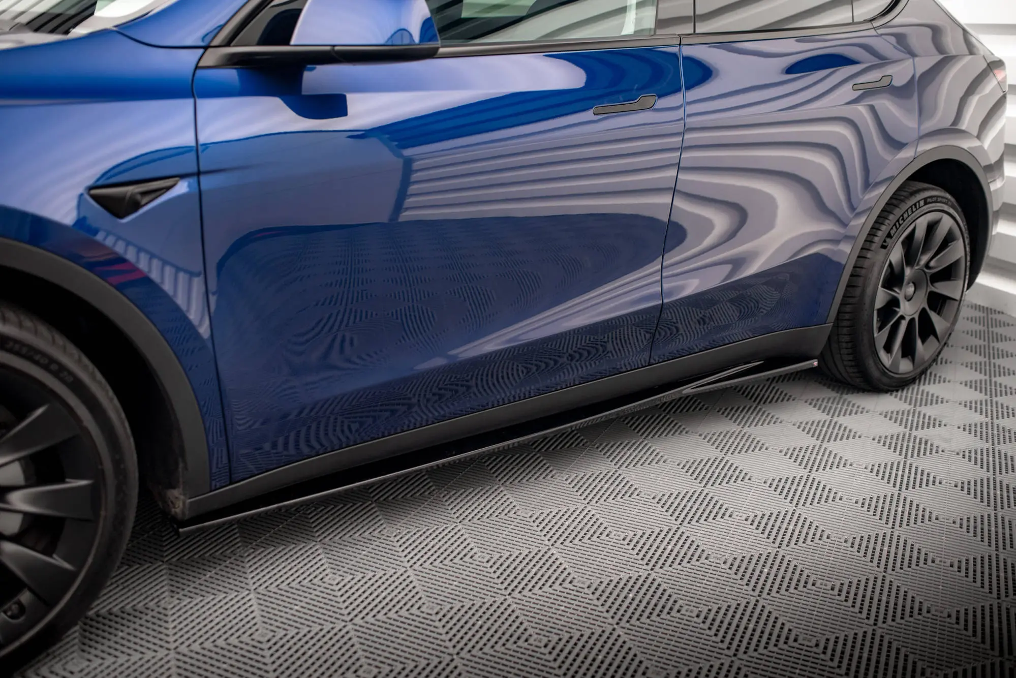 Sideskjørt V.1 Tesla Model Y 2020 - 2025  | Glossy Black Edition