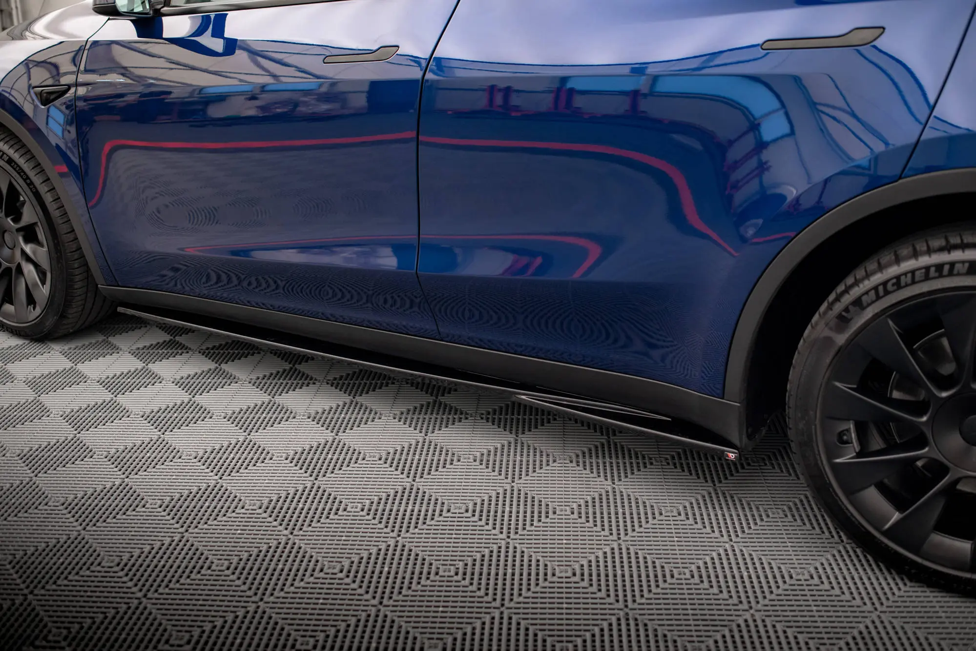 Sideskjørt V.1 Tesla Model Y 2020 - 2025  | Glossy Black Edition – bilde 2