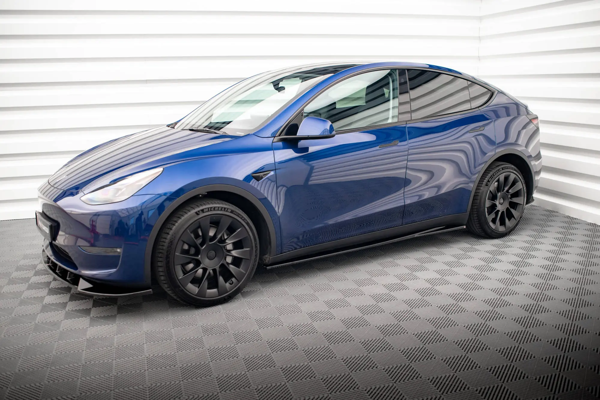Sideskjørt V.1 Tesla Model Y 2020 - 2025  | Glossy Black Edition – bilde 3