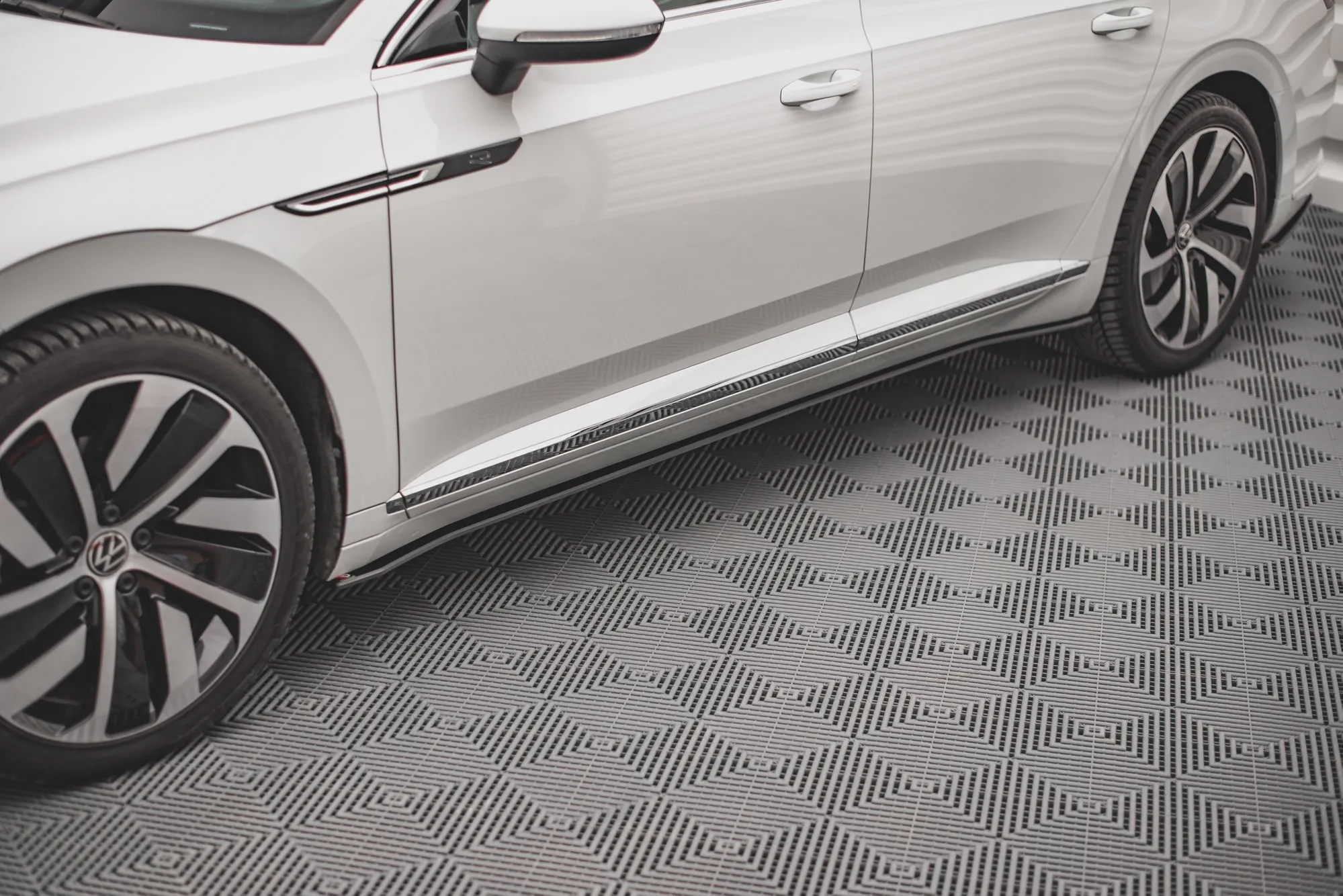 Sideskjørt V.1 V.1 VW Arteon R / Arteon R-line 2020 - 2025 | Street Pro Black Edition