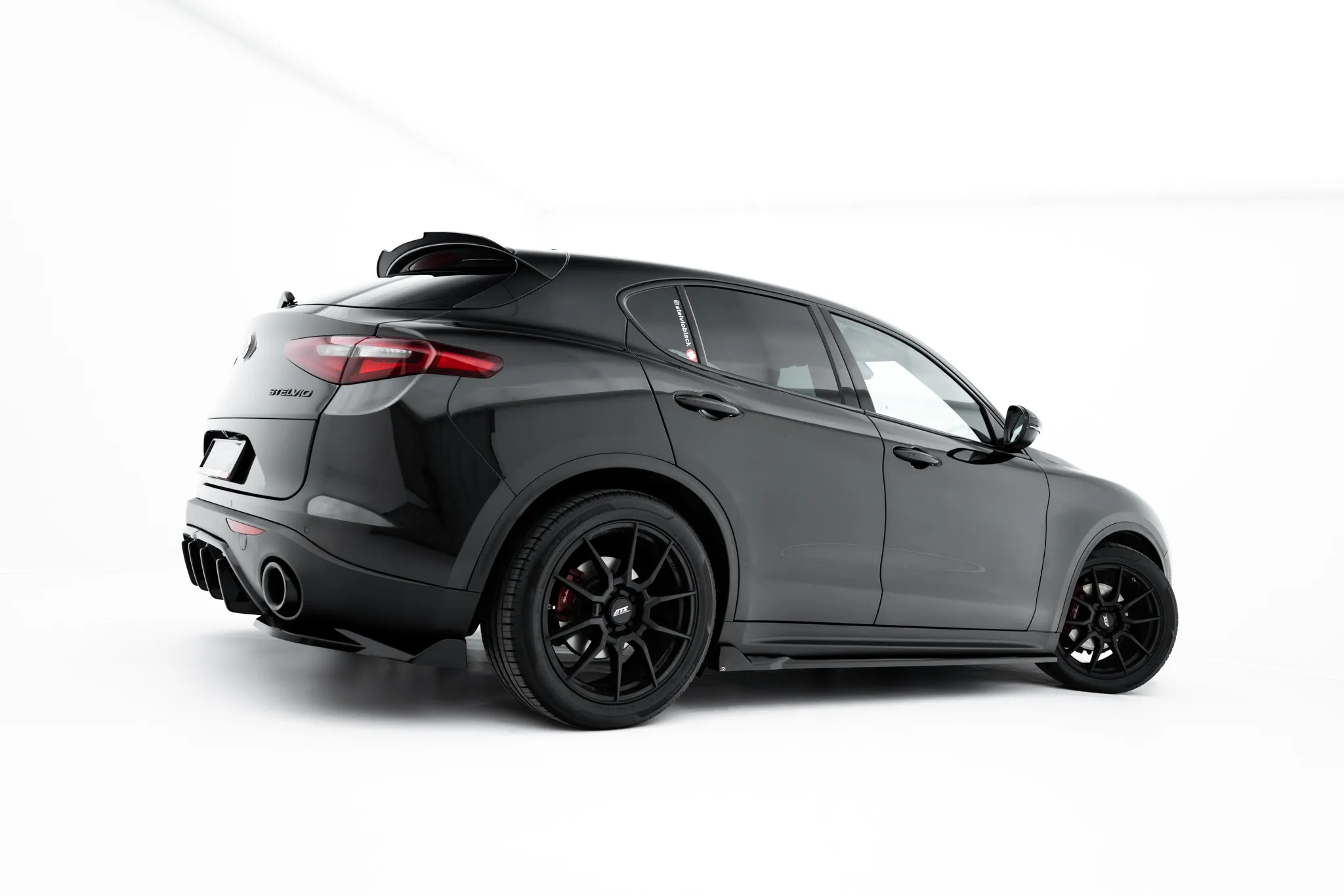 Sideskjørt V.2 Alfa Romeo Stelvio 2016 - 2025 | Glossy Black Edition