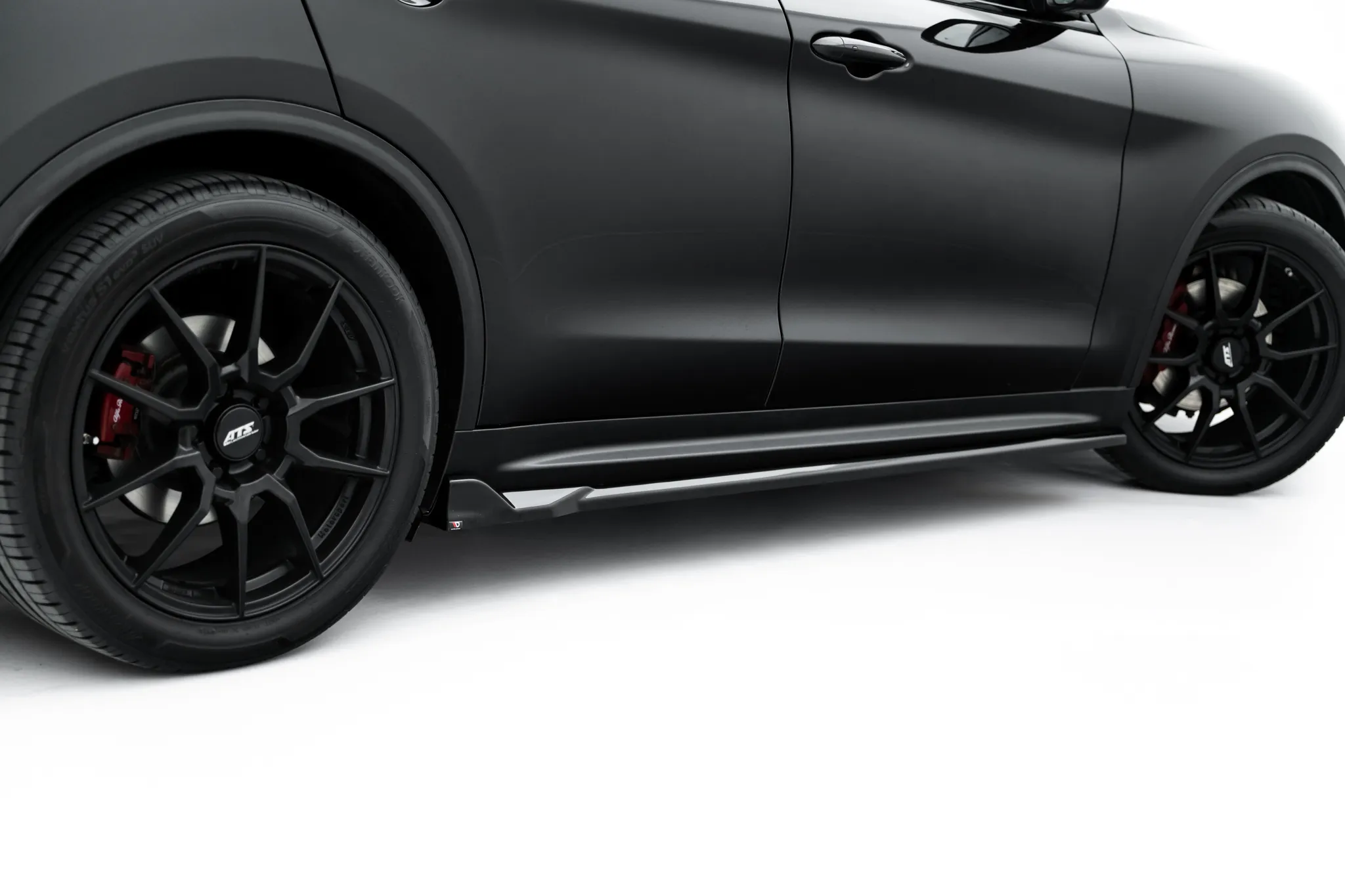 Sideskjørt V.2 Alfa Romeo Stelvio 2016 - 2025 | Glossy Black Edition – bilde 4