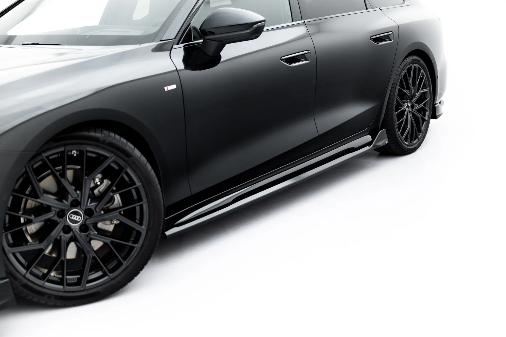 Sideskjørt V.2 Audi A6 (C9) 2025 -> | Glossy Black Edition – bilde 2