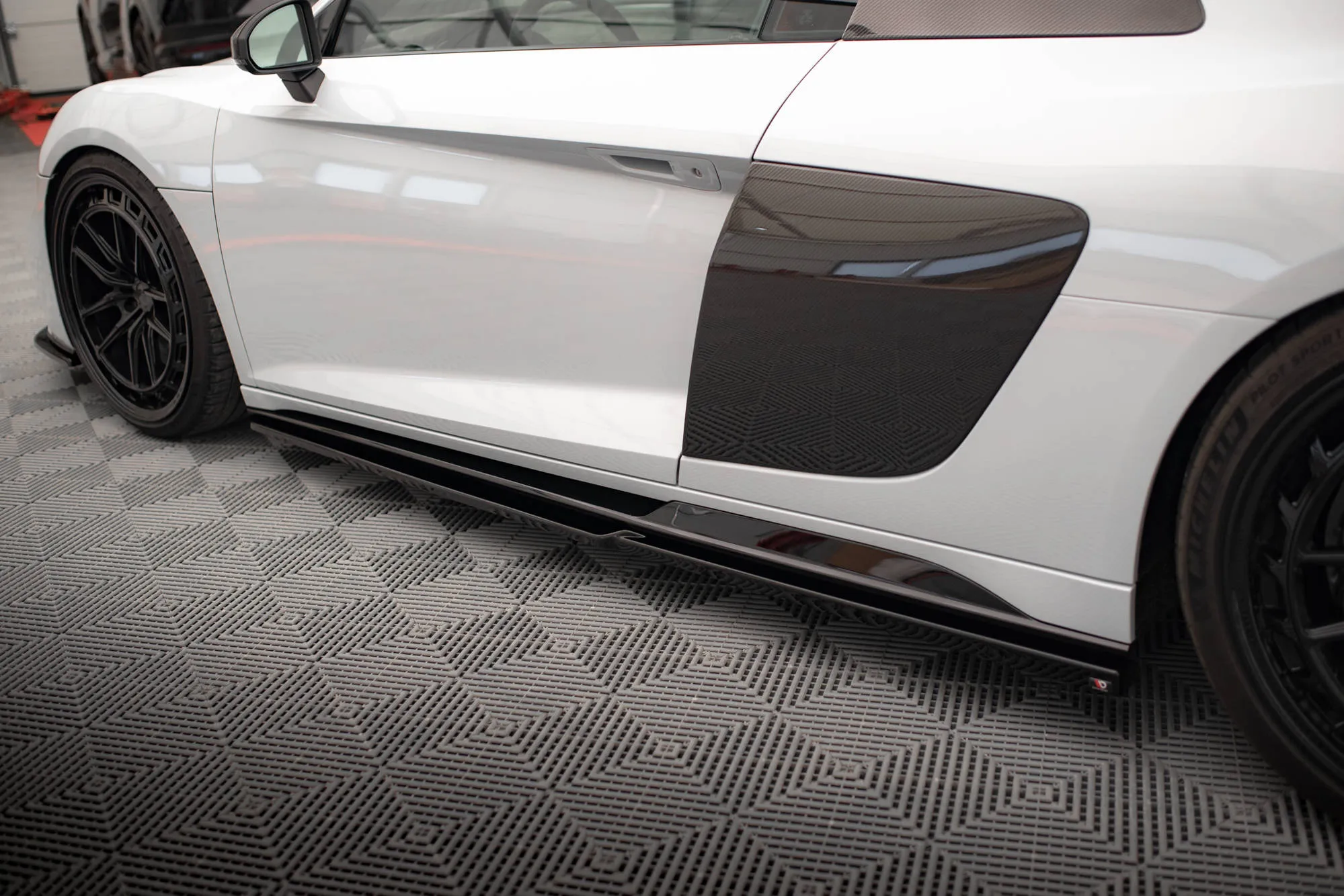 Sideskjørt V.2 Audi R8 MK2 2018-> | Glossy Black Edition – bilde 3