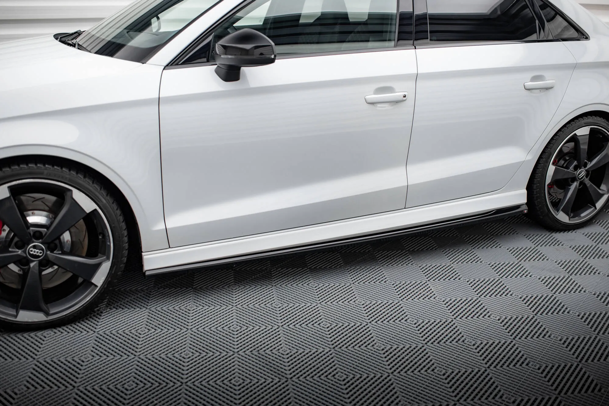Sideskjørt V.2 Audi RS3 8V 2017-2020 | Glossy Black Edition