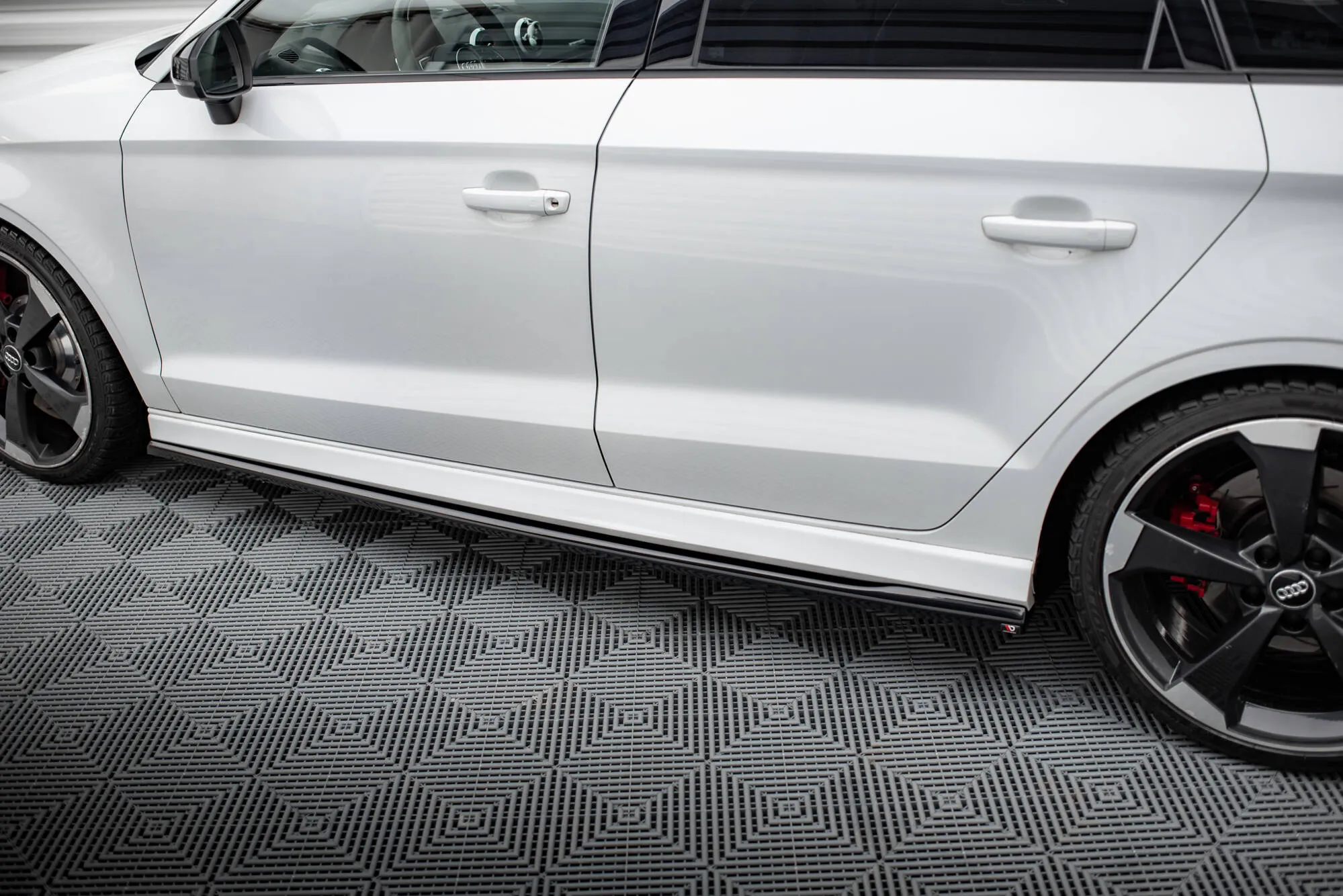 Sideskjørt V.2 Audi RS3 8V 2017-2020 | Glossy Black Edition – bilde 3