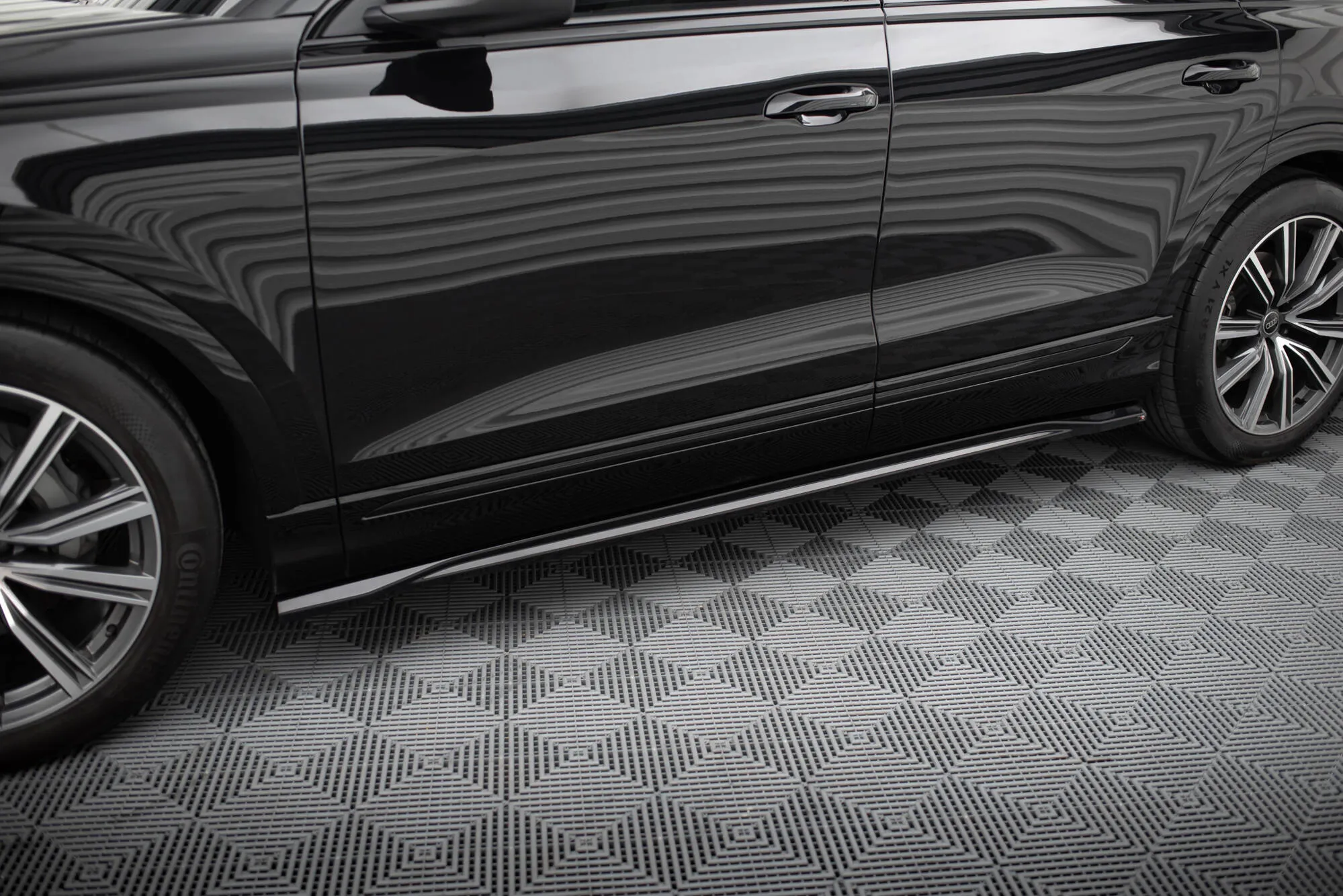 Sideskjørt V.2 Audi (SQ8) Mk1 2019 - 2023 | Glossy Black Edition