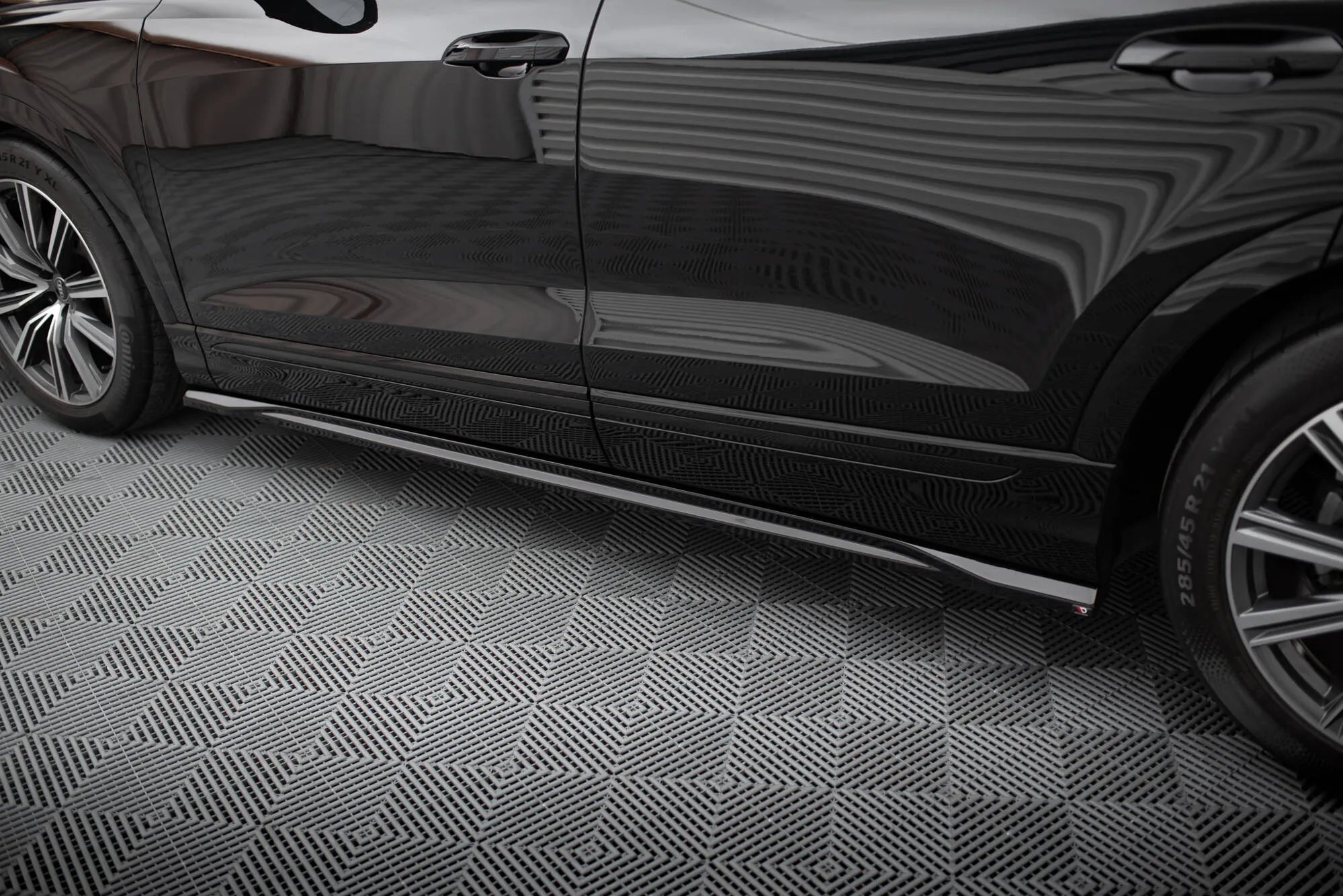 Sideskjørt V.2 Audi (SQ8) Mk1 2019 - 2023 | Glossy Black Edition – bilde 3