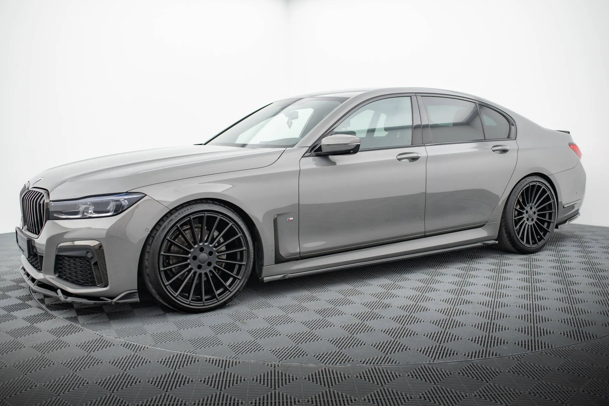 Sideskjørt V.2 BMW 7 (G11) M-pack 2019-2022 | Glossy Black Edition – bilde 2