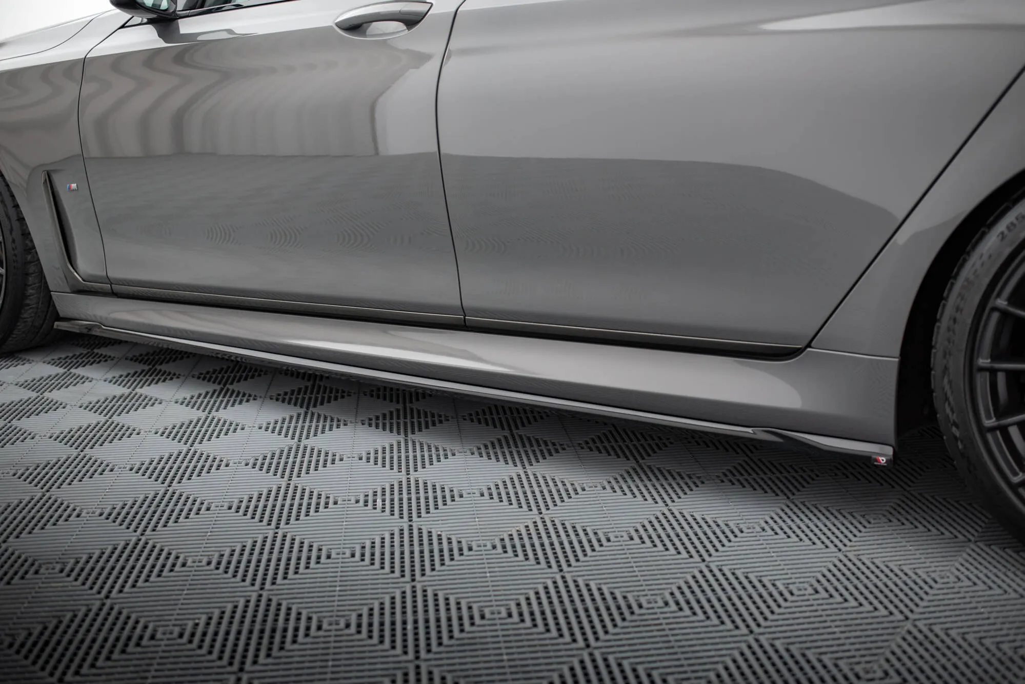 Sideskjørt V.2 BMW 7 (G11) M-pack 2019-2022 | Glossy Black Edition – bilde 3