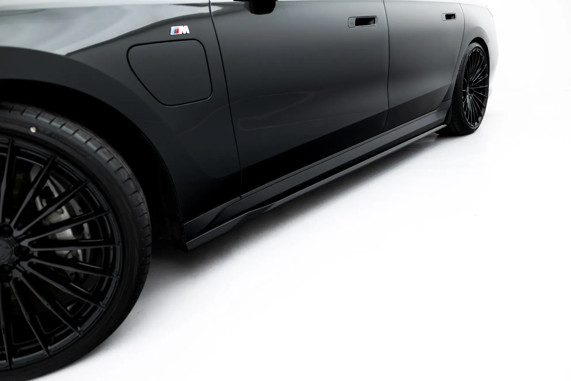 Sideskjørt V.2 BMW 7 (G70) M-Pack 2022 -> | Glossy Black Edition