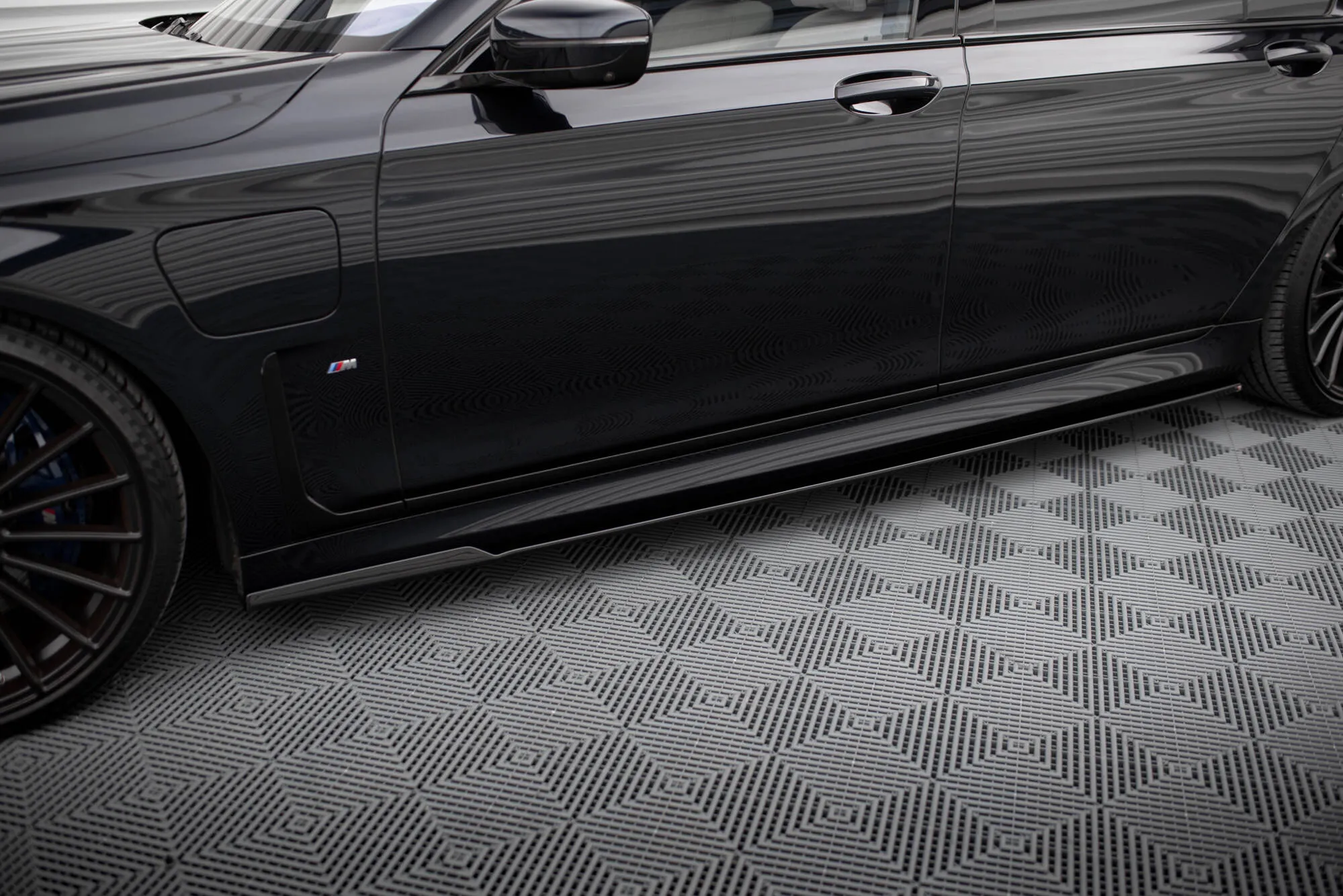 Sideskjørt V.2 BMW 7 Long (G12) M-pack 2015-2022 | Glossy Black Edition