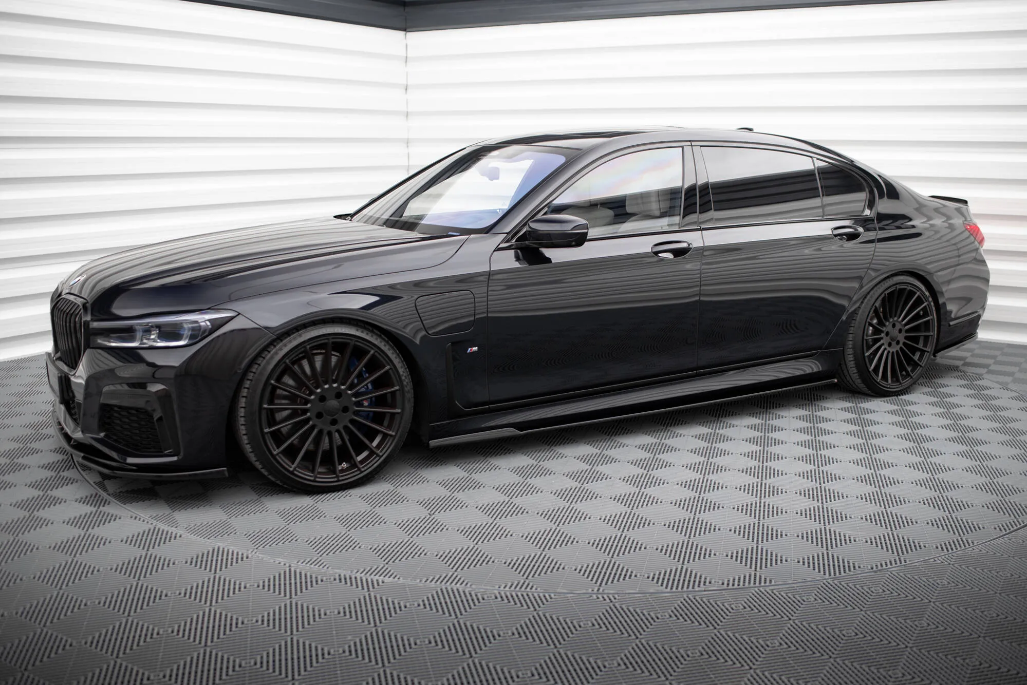 Sideskjørt V.2 BMW 7 Long (G12) M-pack 2015-2022 | Glossy Black Edition – bilde 2