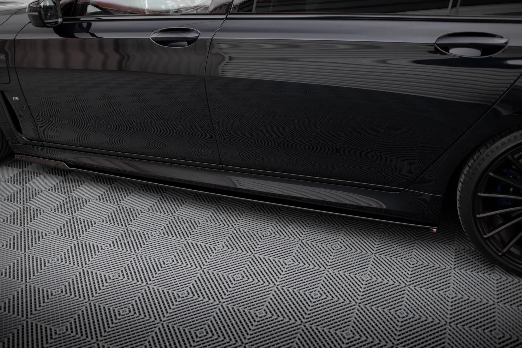 Sideskjørt V.2 BMW 7 Long (G12) M-pack 2015-2022 | Glossy Black Edition – bilde 3