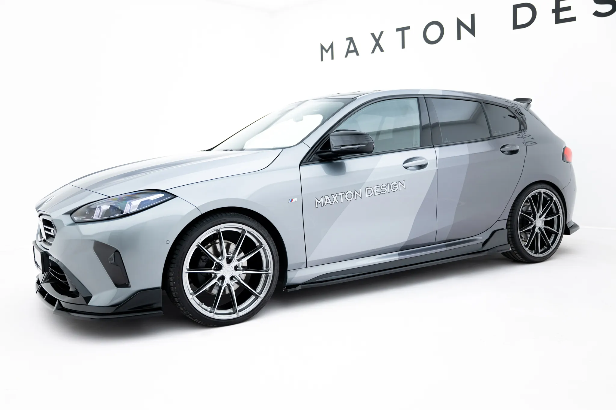 Sideskjørt V.2 BMW M135i M Performance (F70) 2024 -> | Glossy Black Edition – bilde 3