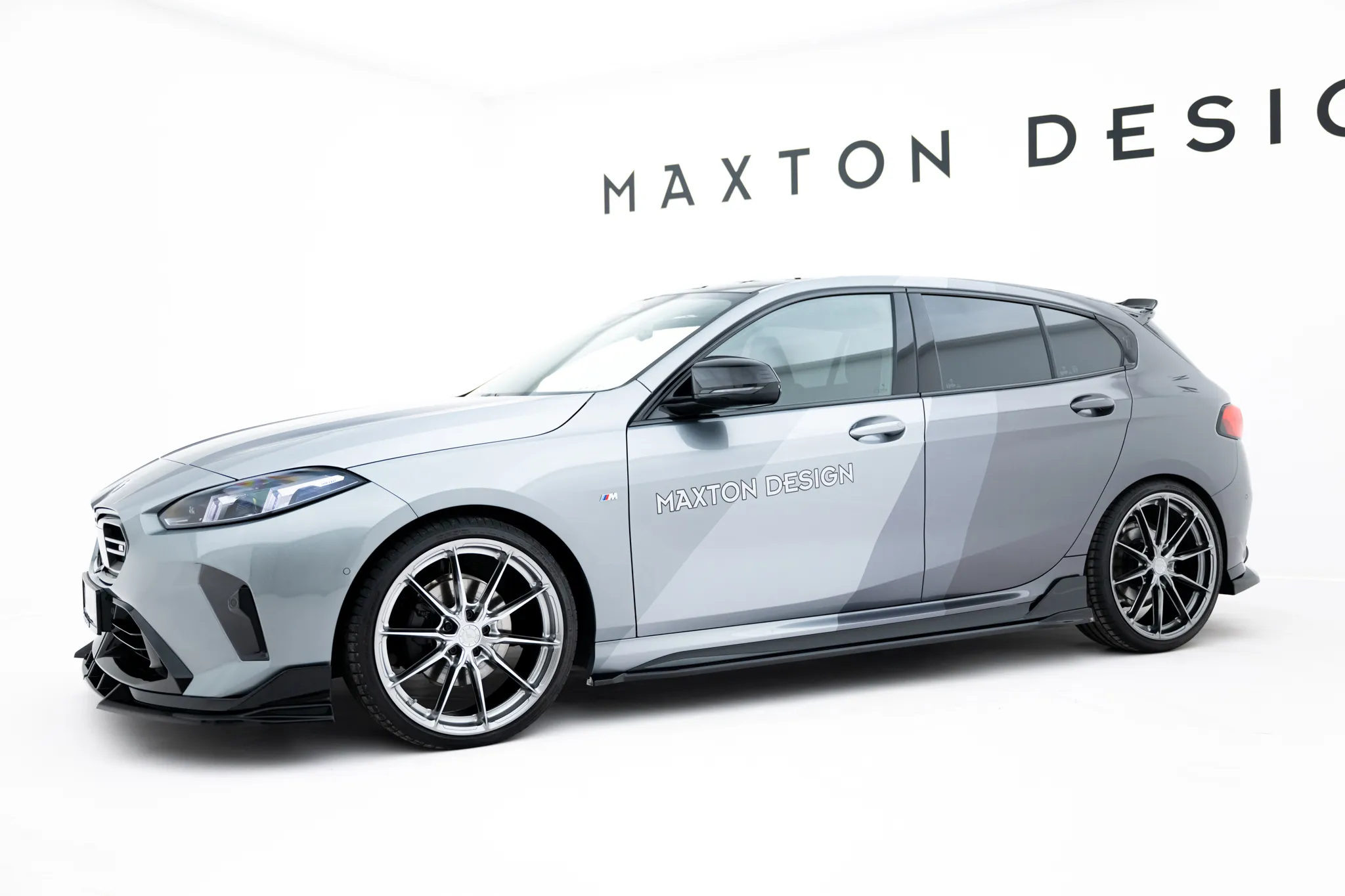 Sideskjørt V.2 BMW M135i M Performance (F70) 2024 -> | Glossy Black Edition – bilde 4