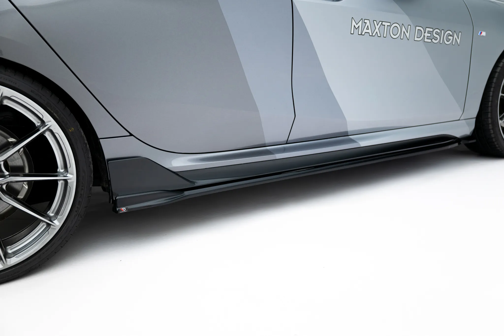 Sideskjørt V.2 BMW M135i M Performance (F70) 2024 -> | Glossy Black Edition – bilde 5