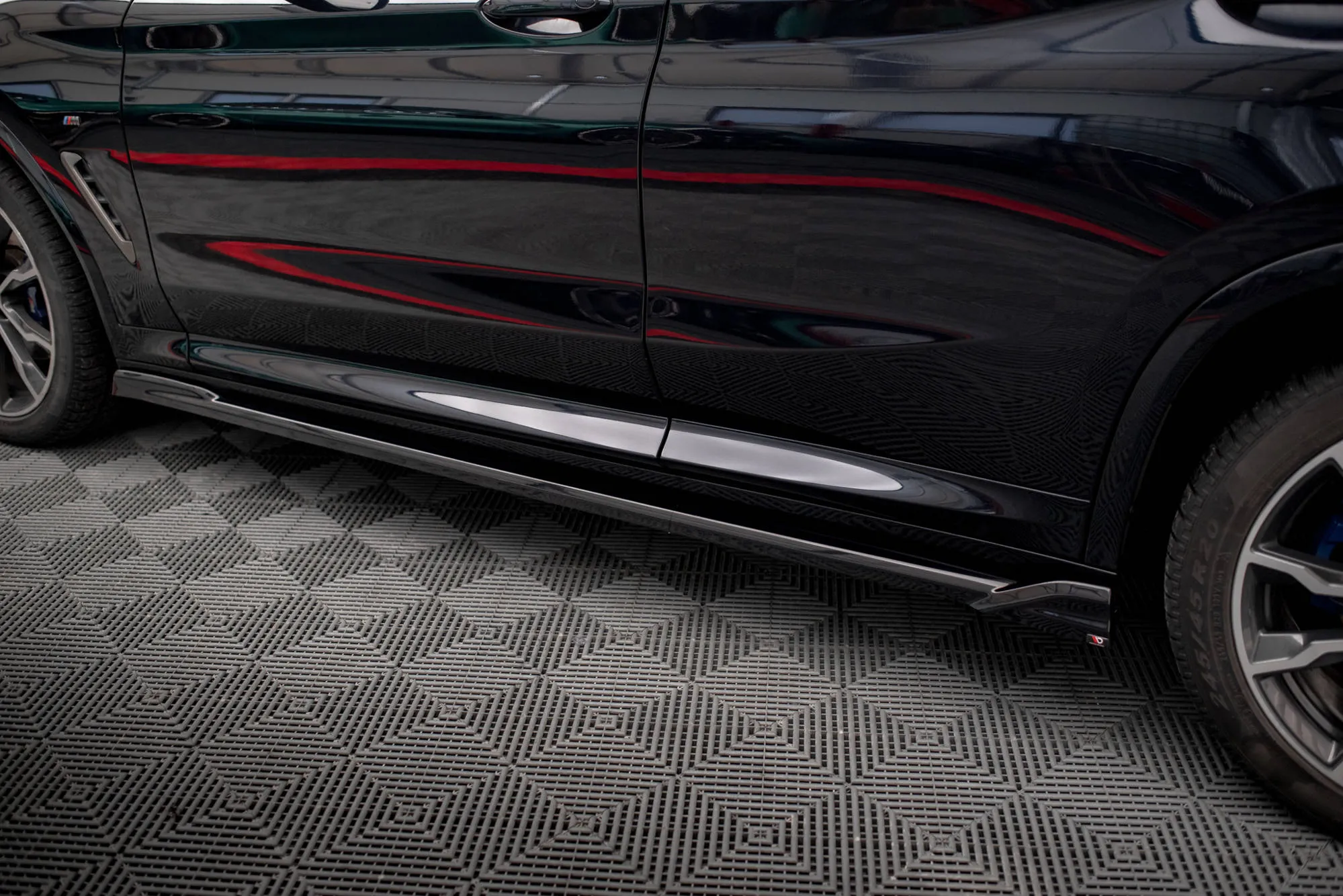 Sideskjørt V.2 BMW X4 (G02) M-pack 2018 - 2021 | Glossy Black Edition – bilde 3
