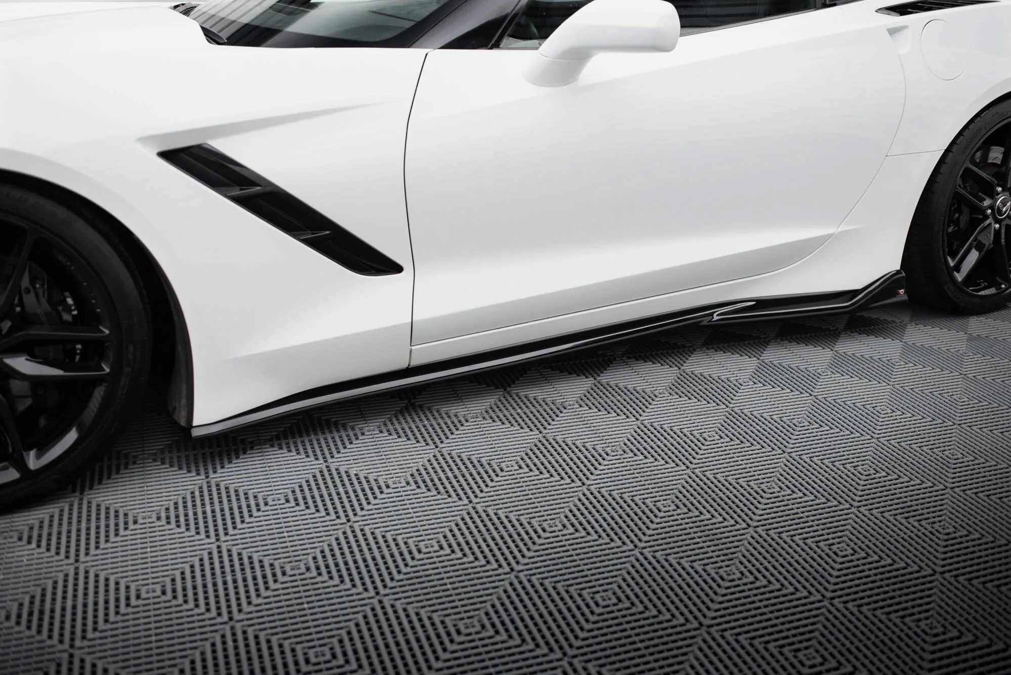 Sideskjørt V.2 Chevrolet Corvette (Stingray/Z06) C7 2013 - 2019 | Glossy Black Edition