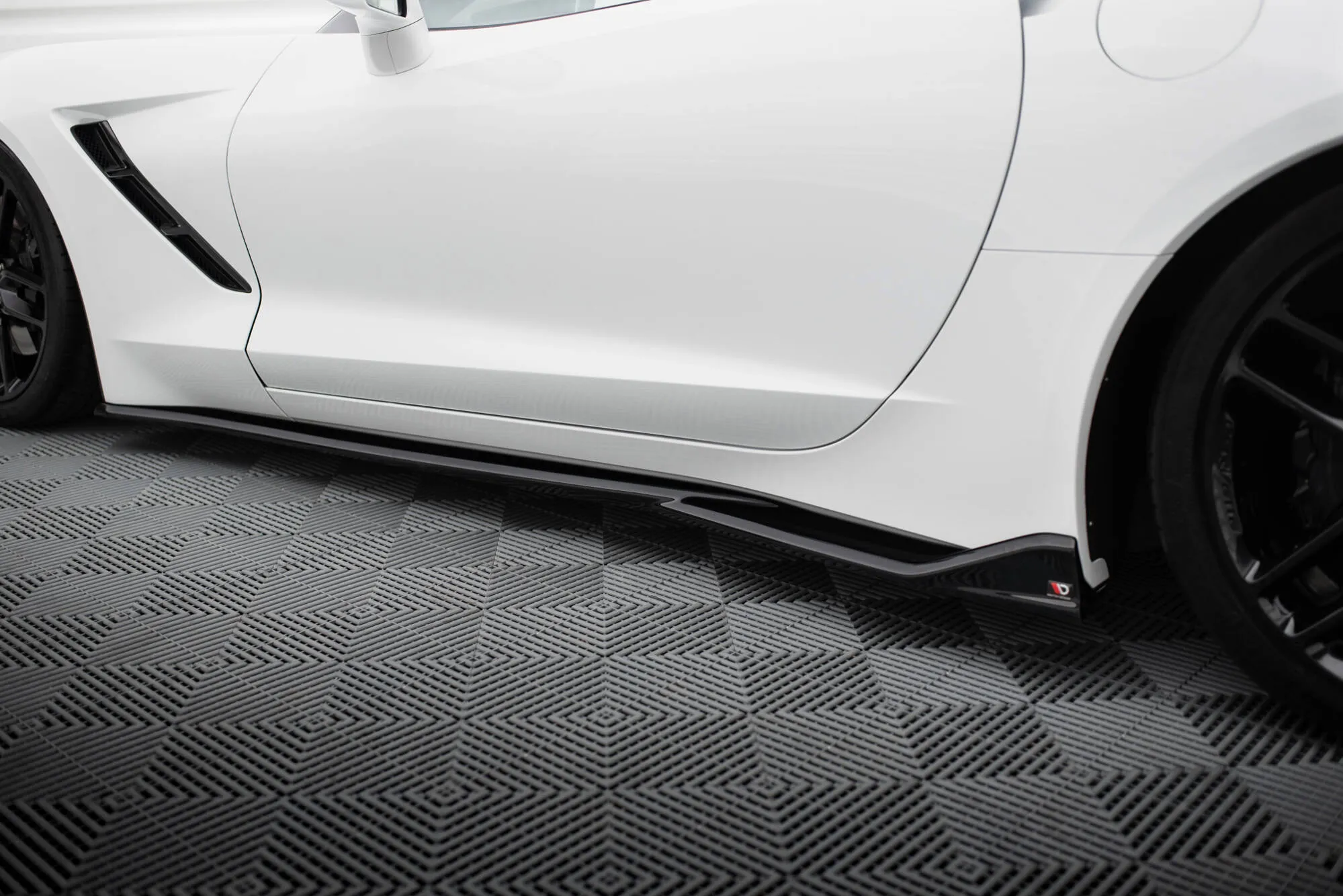 Sideskjørt V.2 Chevrolet Corvette (Stingray/Z06) C7 2013 - 2019 | Glossy Black Edition – bilde 3