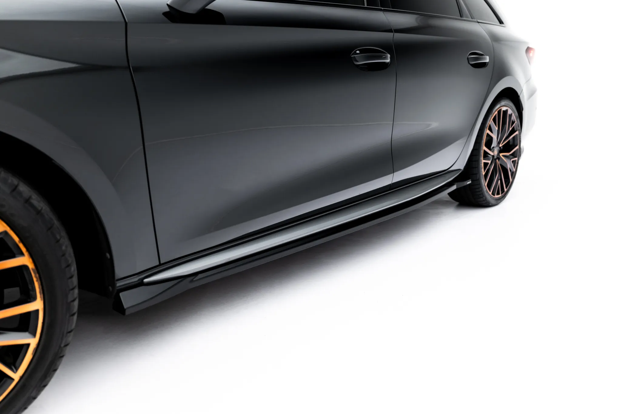 Sideskjørt V.2 Cupra Leon 2020-2026 | Glossy Black Edition – bilde 2