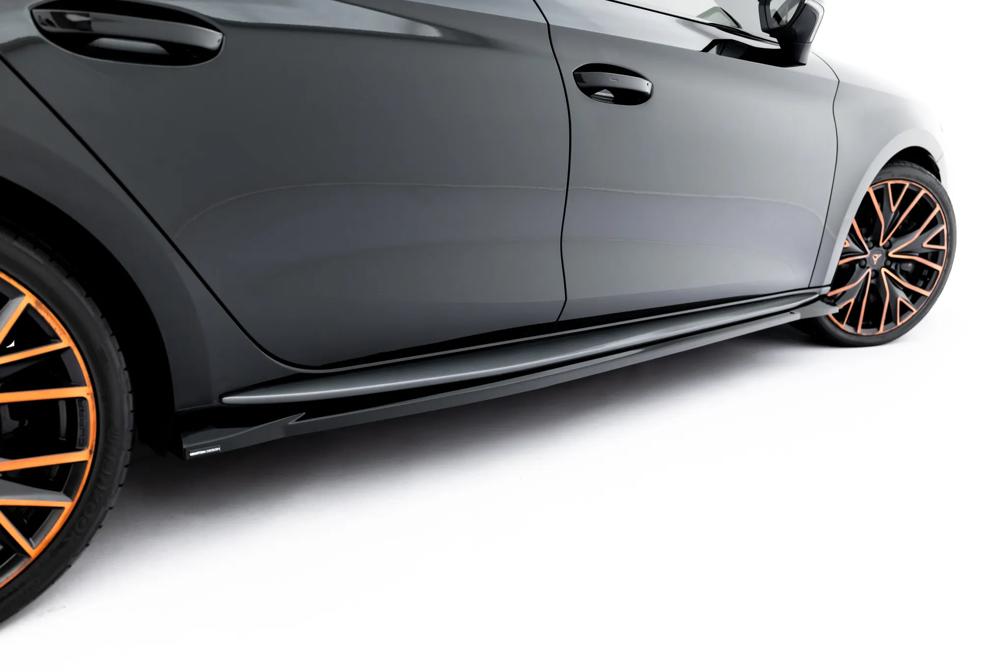 Sideskjørt V.2 Cupra Leon 2020-2026 | Glossy Black Edition – bilde 4