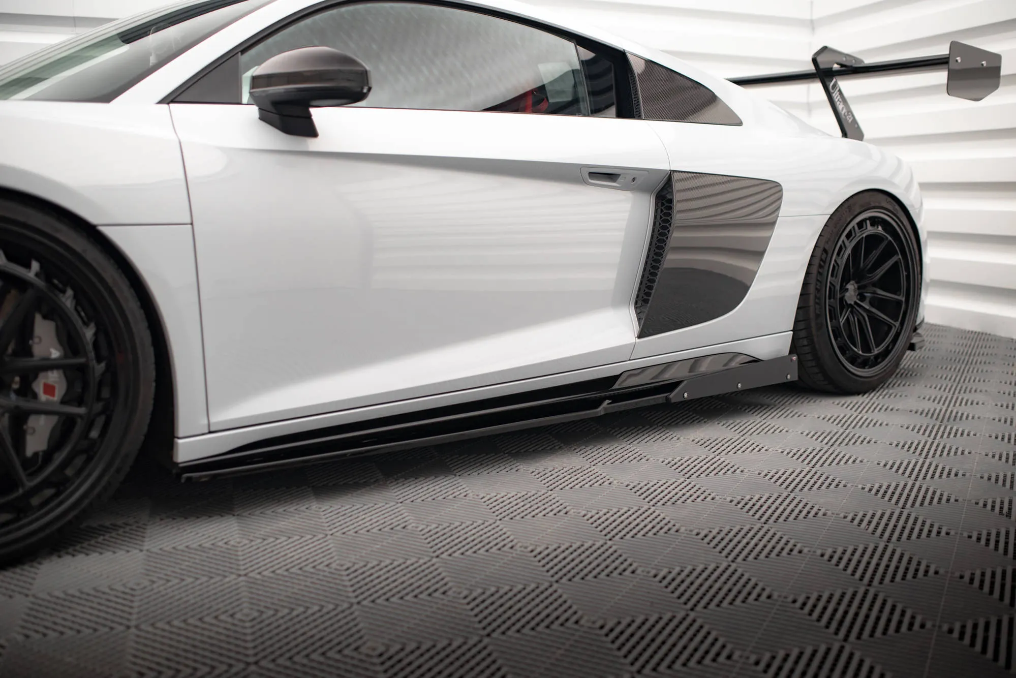 Sideskjørt V.2 + Flopper Audi R8 MK2 2018-> | Glossy Black Edition