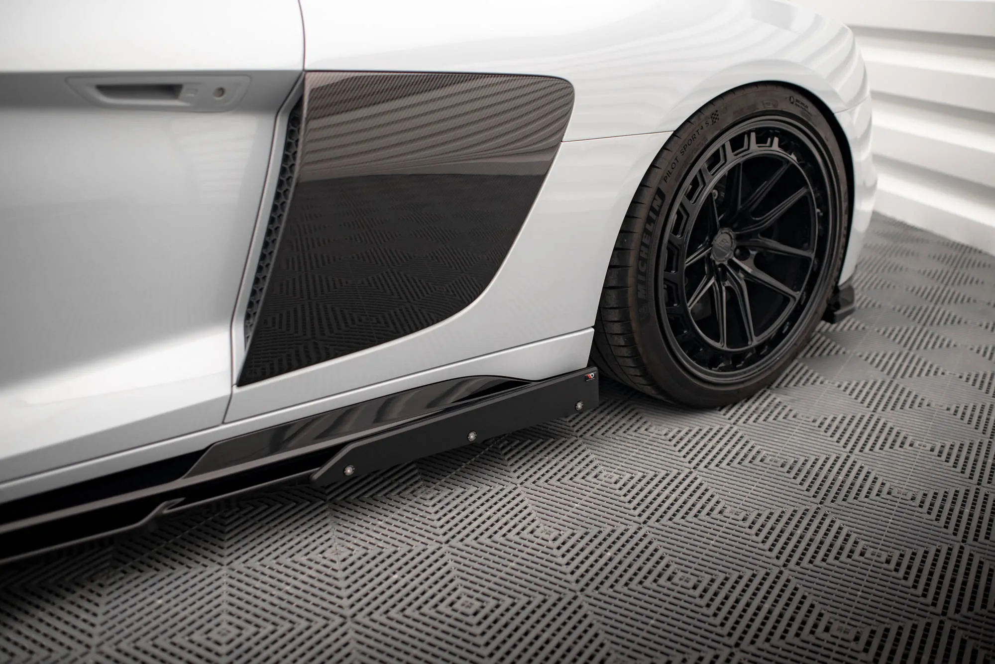 Sideskjørt V.2 + Flopper Audi R8 MK2 2018-> | Glossy Black Edition – bilde 4