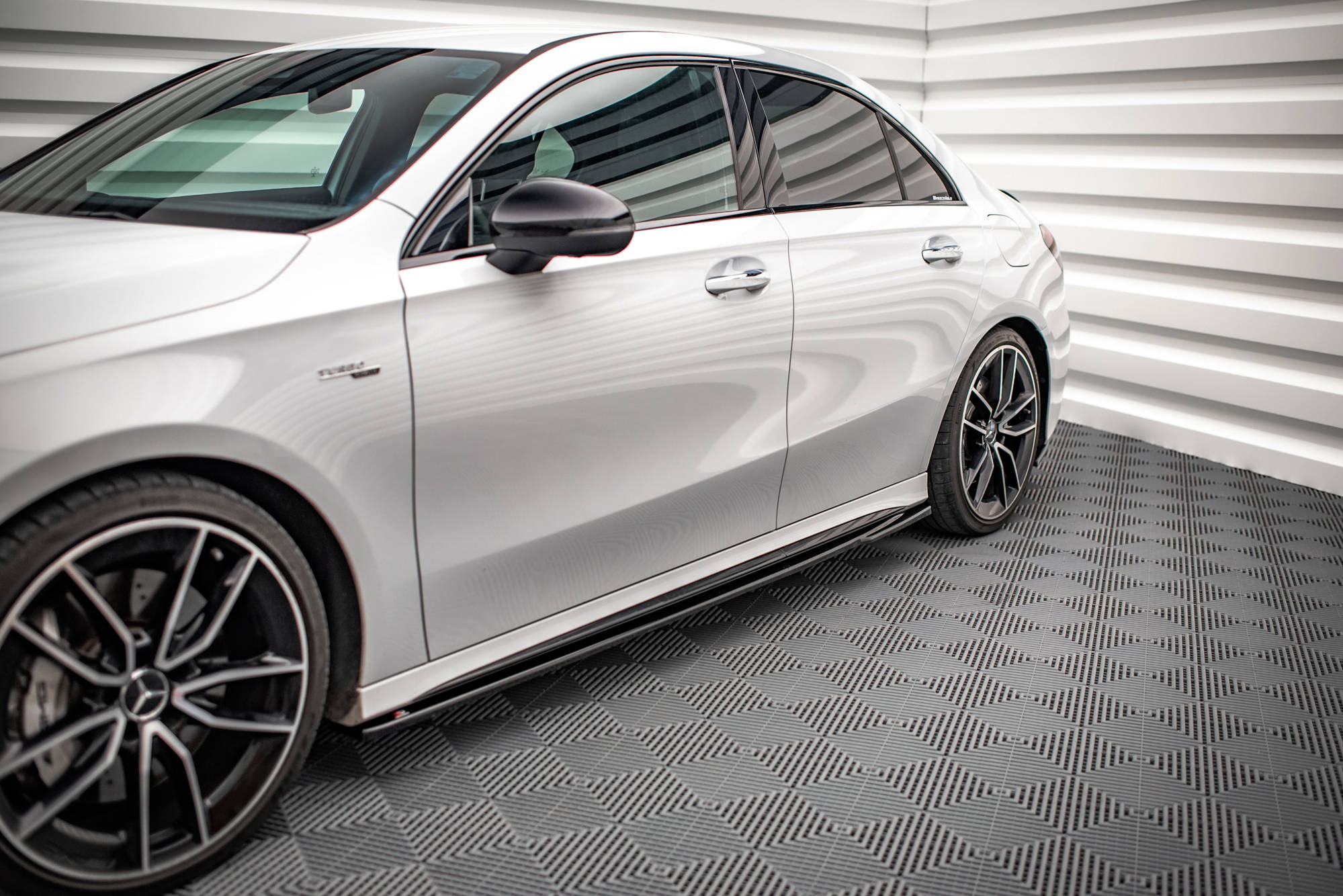 SIDESKJØRT V.2  MERCEDES-BENZ A35 AMG / A AMG-LINE (W177) 2018-> – bilde 4