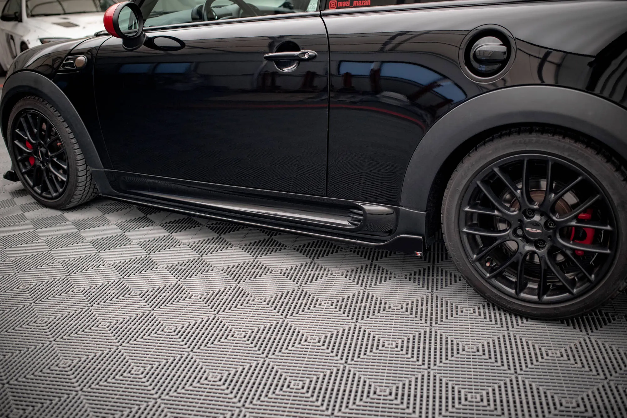 Sideskjørt V.2 Mini Cooper II R56 (John Cooper Works) 2006-2010 | Glossy Black Edition