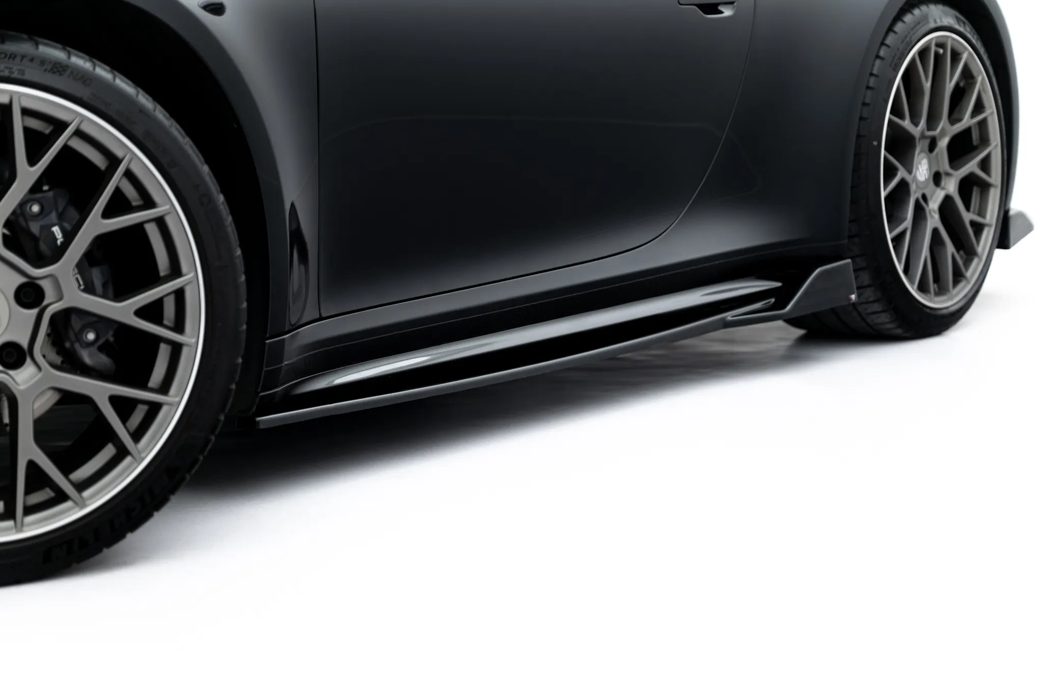 Sideskjørt V.2 Porsche 911 2019-2026 | Glossy Black Edition