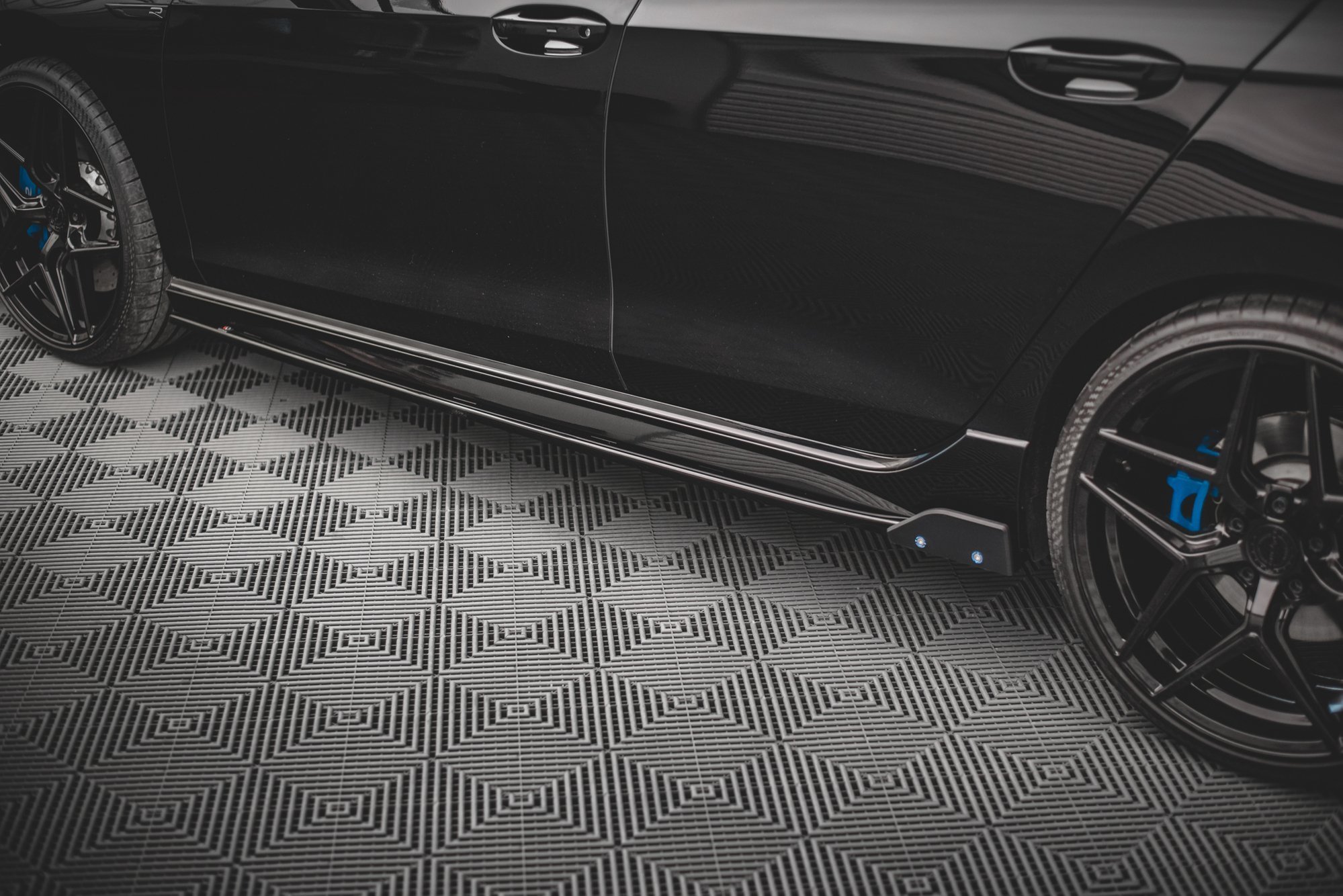 SIDESKJØRT V.2 +SIDESPLITTERS VW GOLF R MK8 2020-> – bilde 4