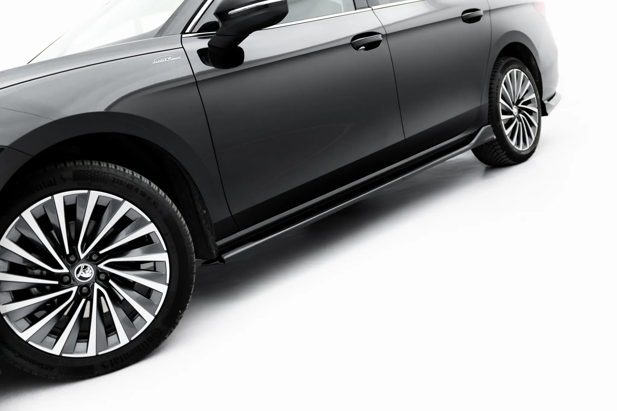 Sideskjørt V.2 Skoda Superb IV 2024 -> | Glossy Black Edition – bilde 2