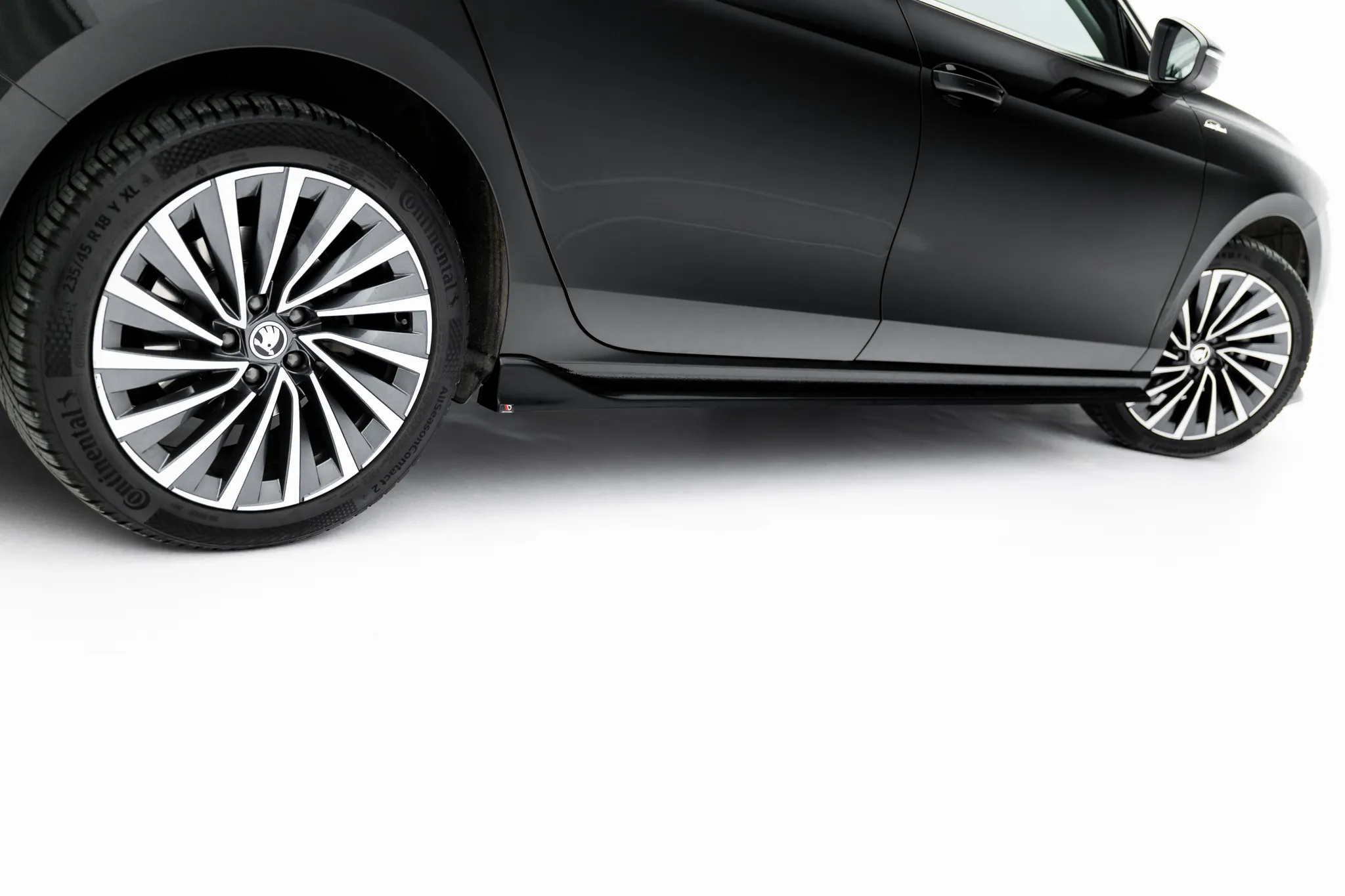 Sideskjørt V.2 Skoda Superb IV 2024 -> | Glossy Black Edition – bilde 4
