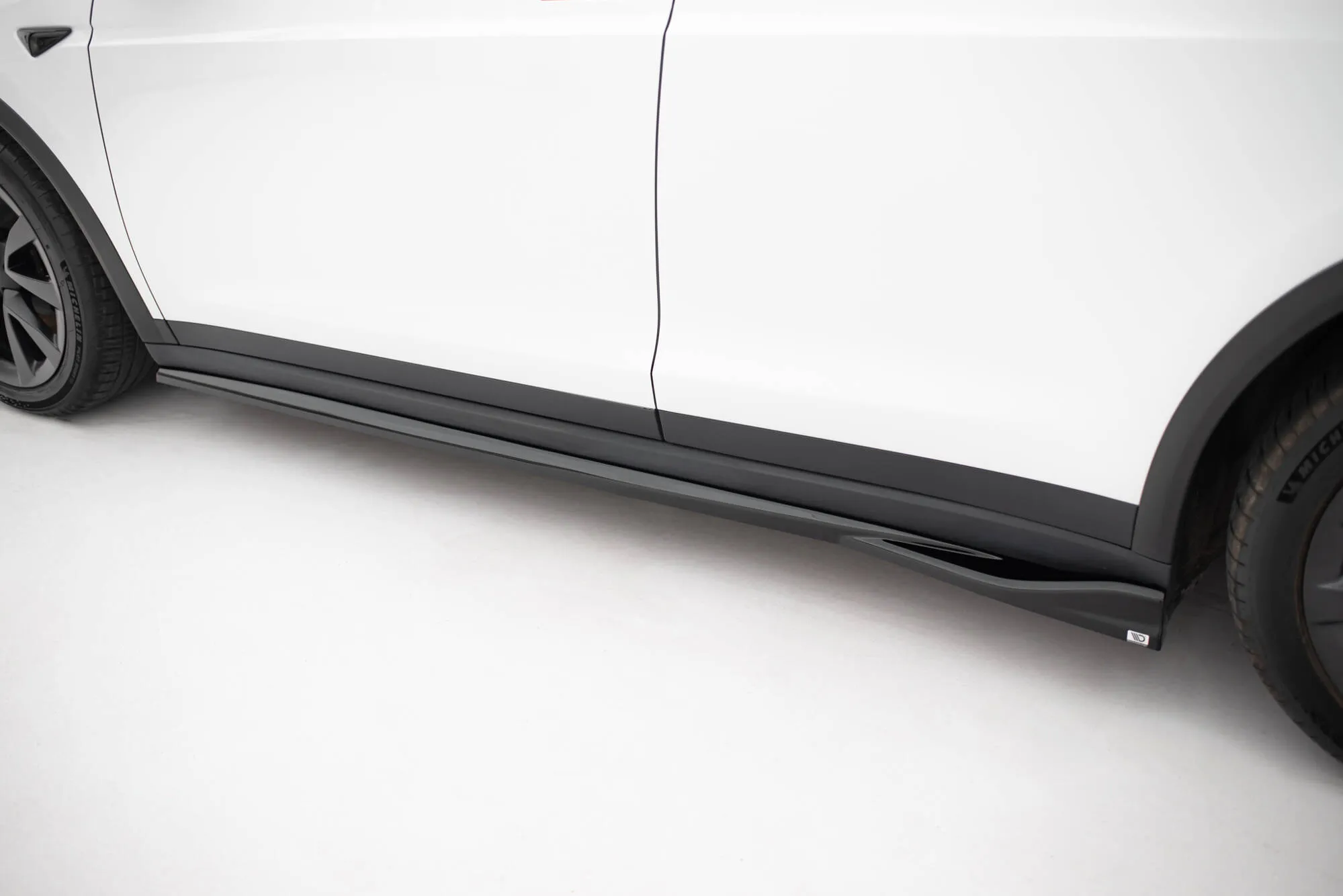 Sideskjørt V.2 Tesla Model X Facelift 2021 -> | Glossy Black Edition – bilde 3