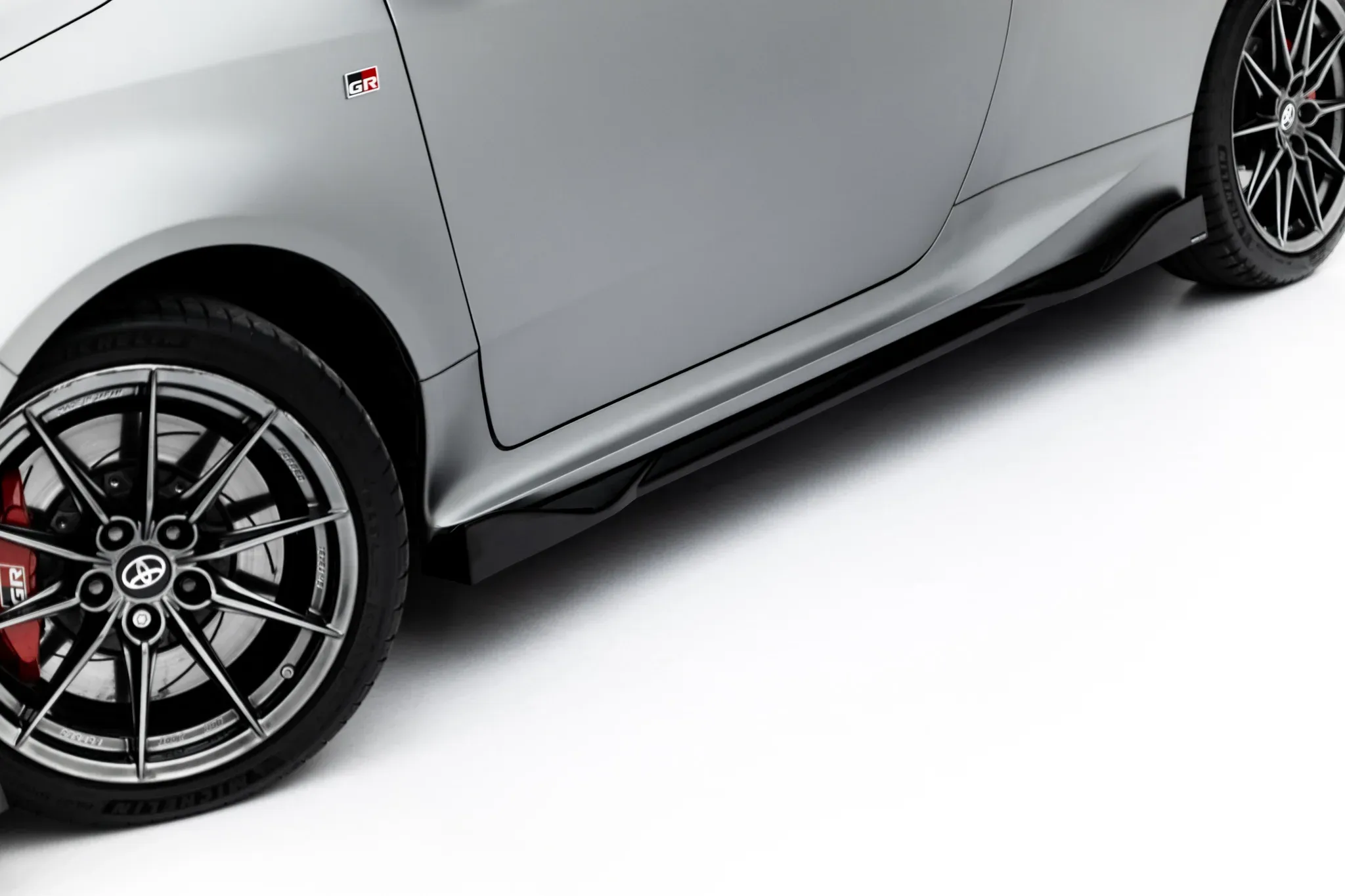 Sideskjørt V.2 Toyota GR Yaris IV Facelift 2024 -> | Glossy Black Edition – bilde 3